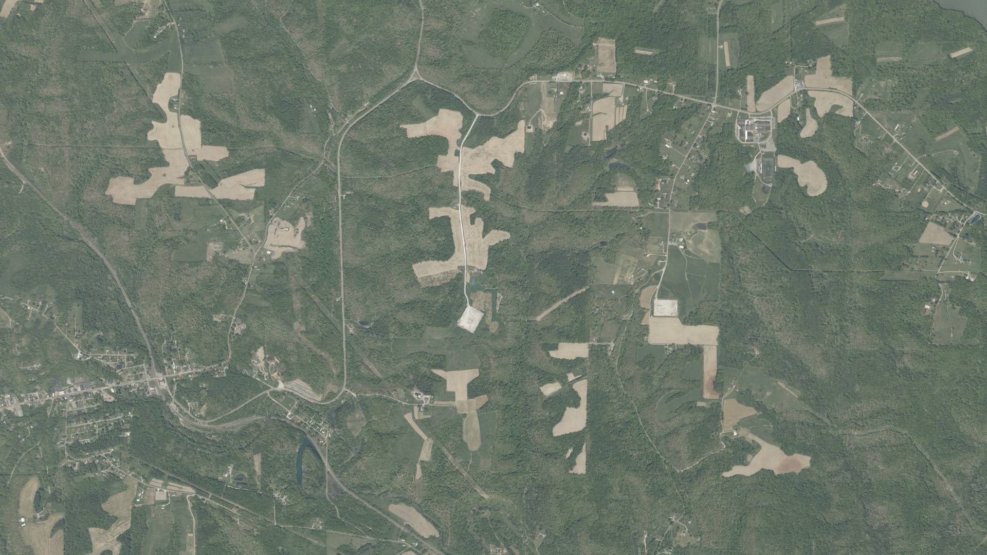 Natural-color aerial photograph of land around Washington, Ohio
