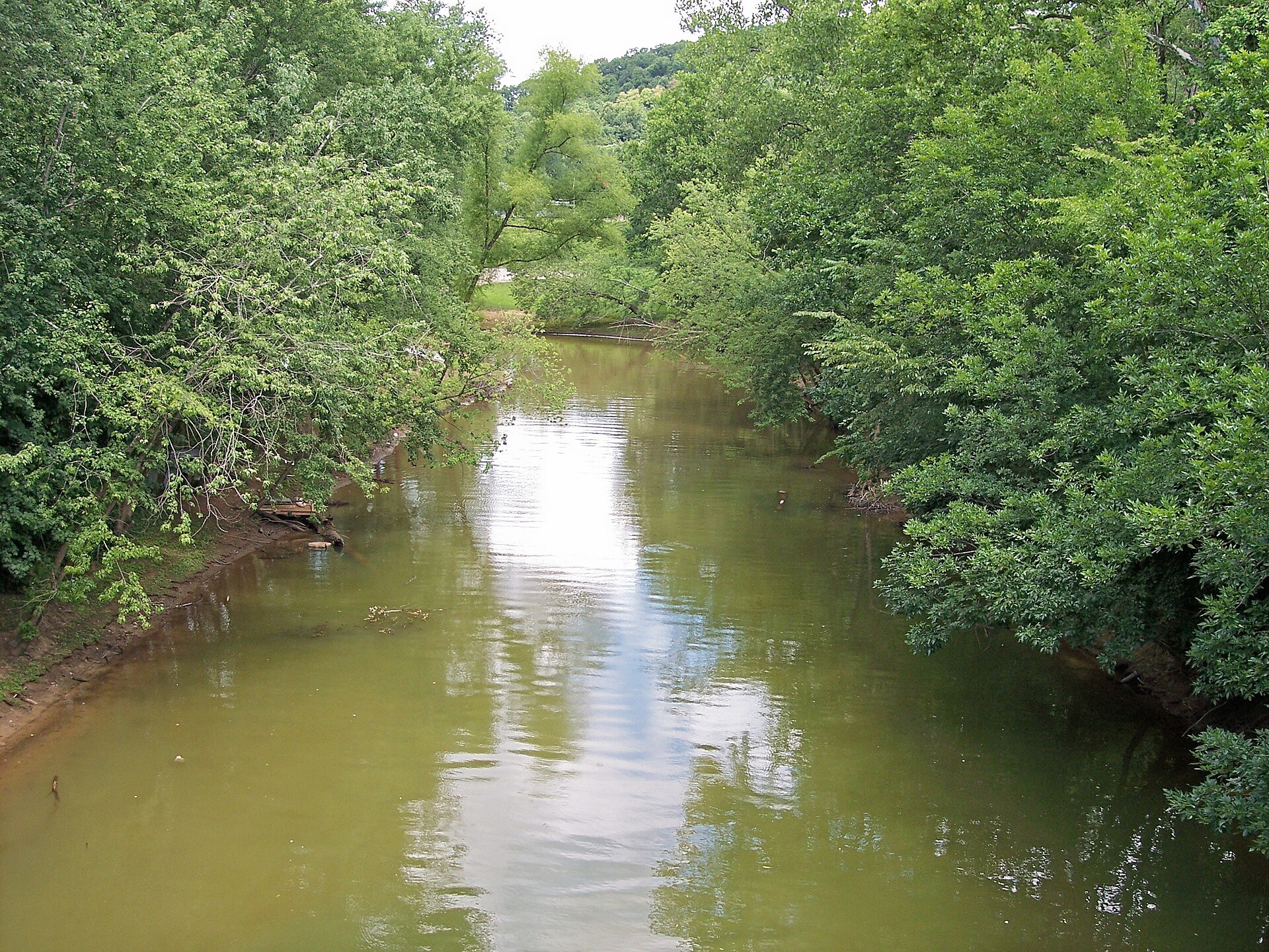 w:Symmes Creek near its mouth, as viewed upstream from a bridge on w:Ohio State Route 7 in w:Chesapeake, Ohio.