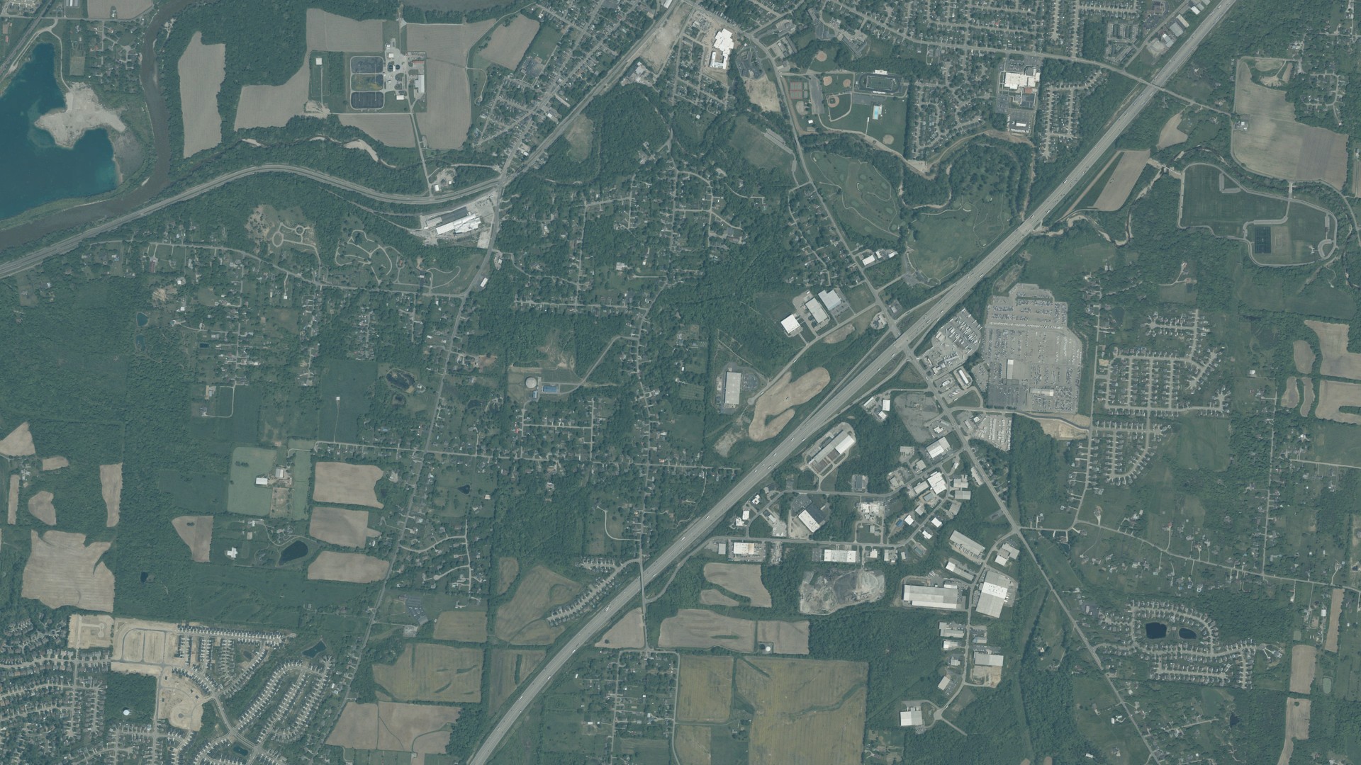 Natural-color aerial photograph of land around Franklin, Ohio