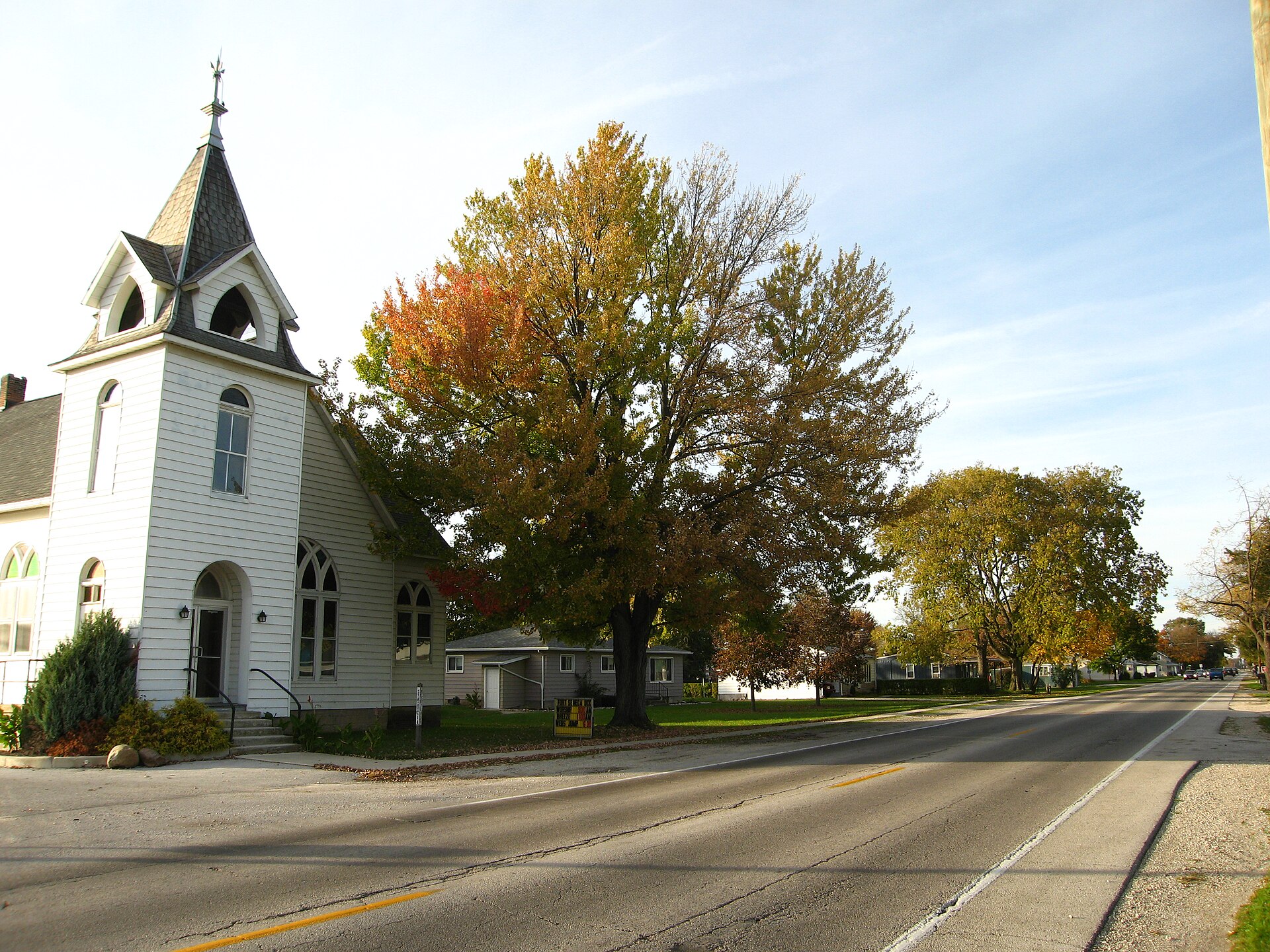 Photograph of the unincorporated community of Fort Seneca, Ohioen, taken at street level from Fremont-Tiffin Road, looking North on Ohio 53.