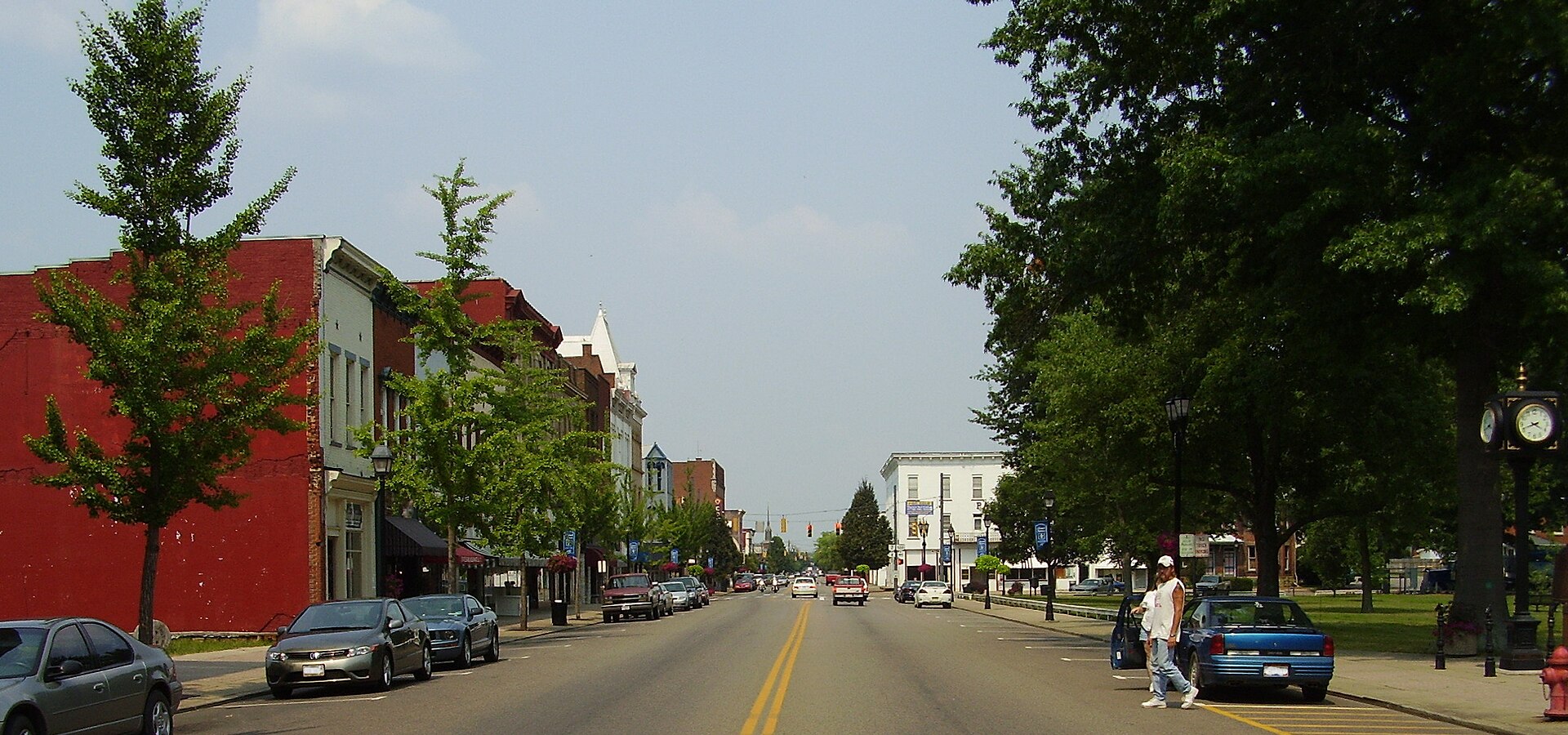 Self-made photo of the CBD of Gallipolis, Ohio taken on 8 July 2006 from the middle of Ohio Route 7, looking north near the city park.