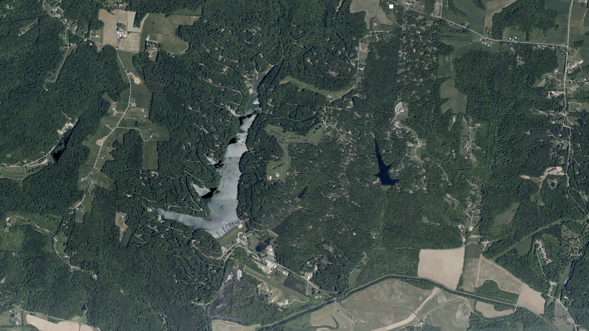 Natural-color aerial photograph of land around Hide-A-Way Hills, Ohio