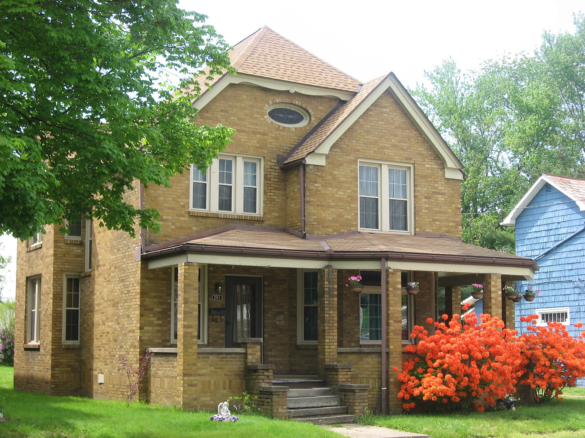 Front and southern side of the C.W. Ransbottom House, located at 291 Washington Street in Roseville, Ohio, United States. Built in 1904, it is listed on the National Register of Historic Places.