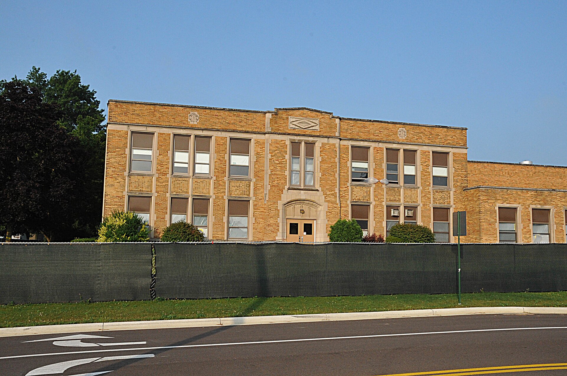 Constructed in 1939 and functioned as a high school until 1969 after which it became a middle school. It is now being renovated. It is completely surrounded by a green chain link fence. — Smithville, Ohio