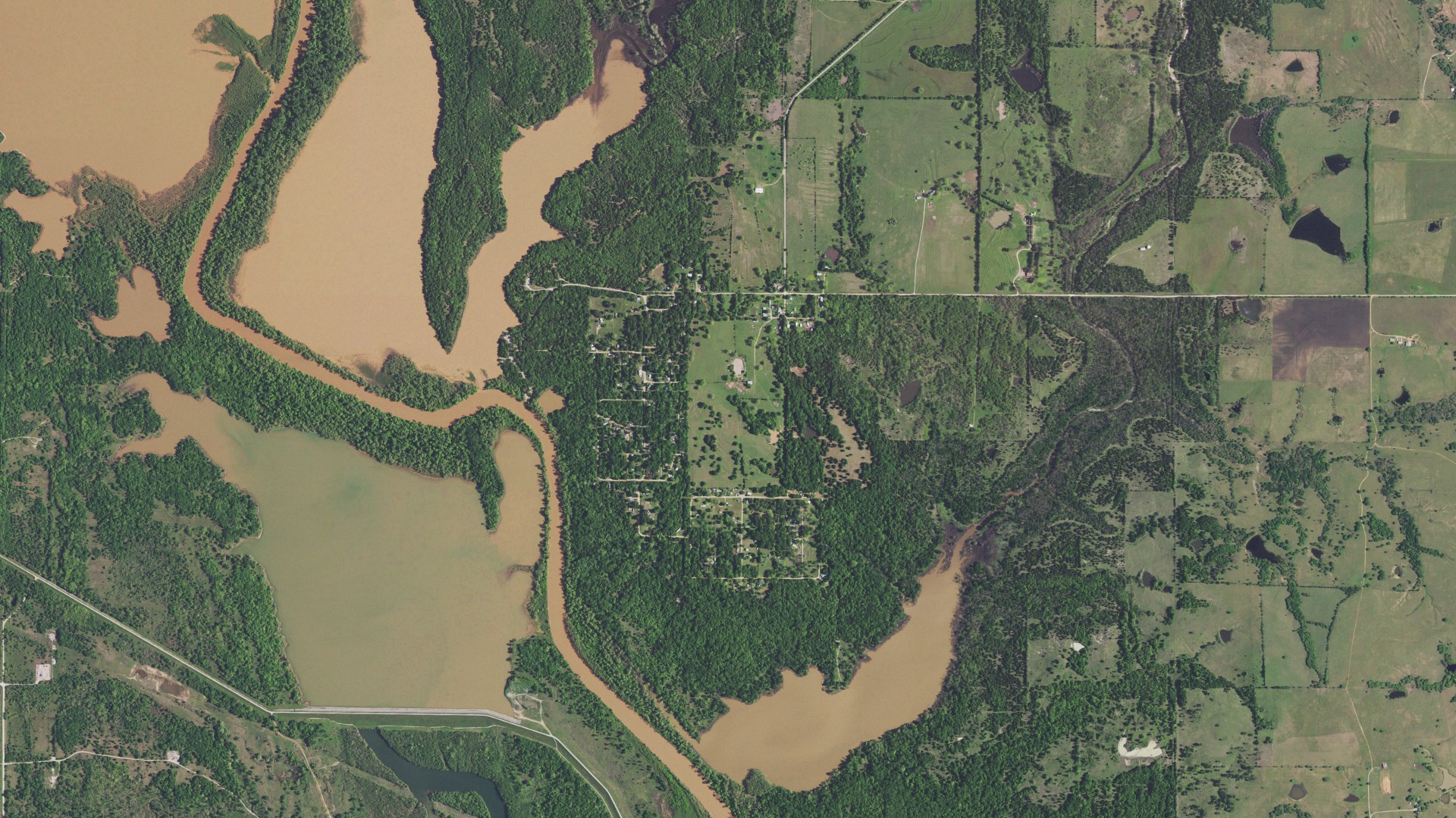 Natural-color aerial photograph of land around Bee, Oklahoma