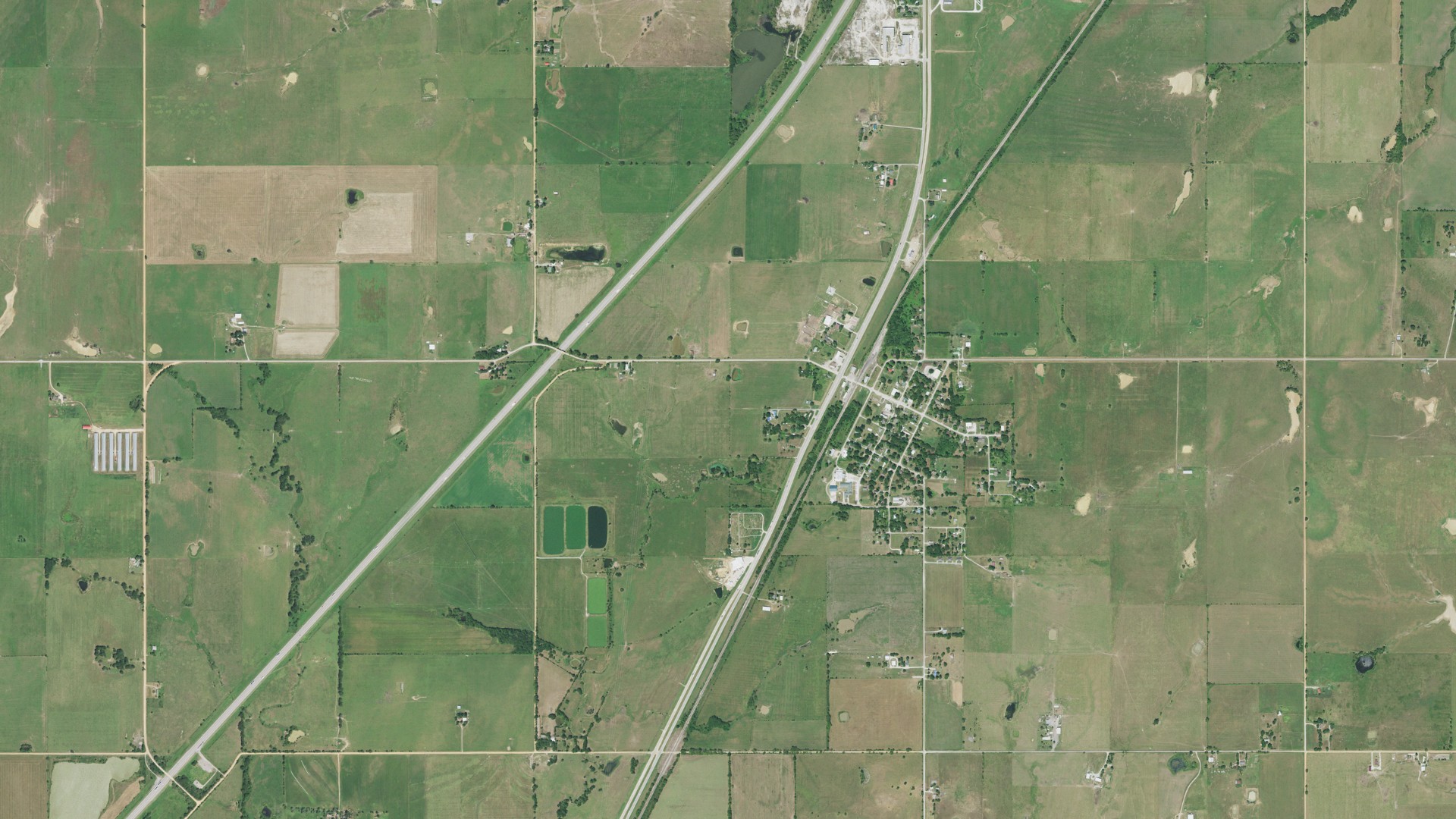 Natural-color aerial photograph of land around Big Cabin, Oklahoma