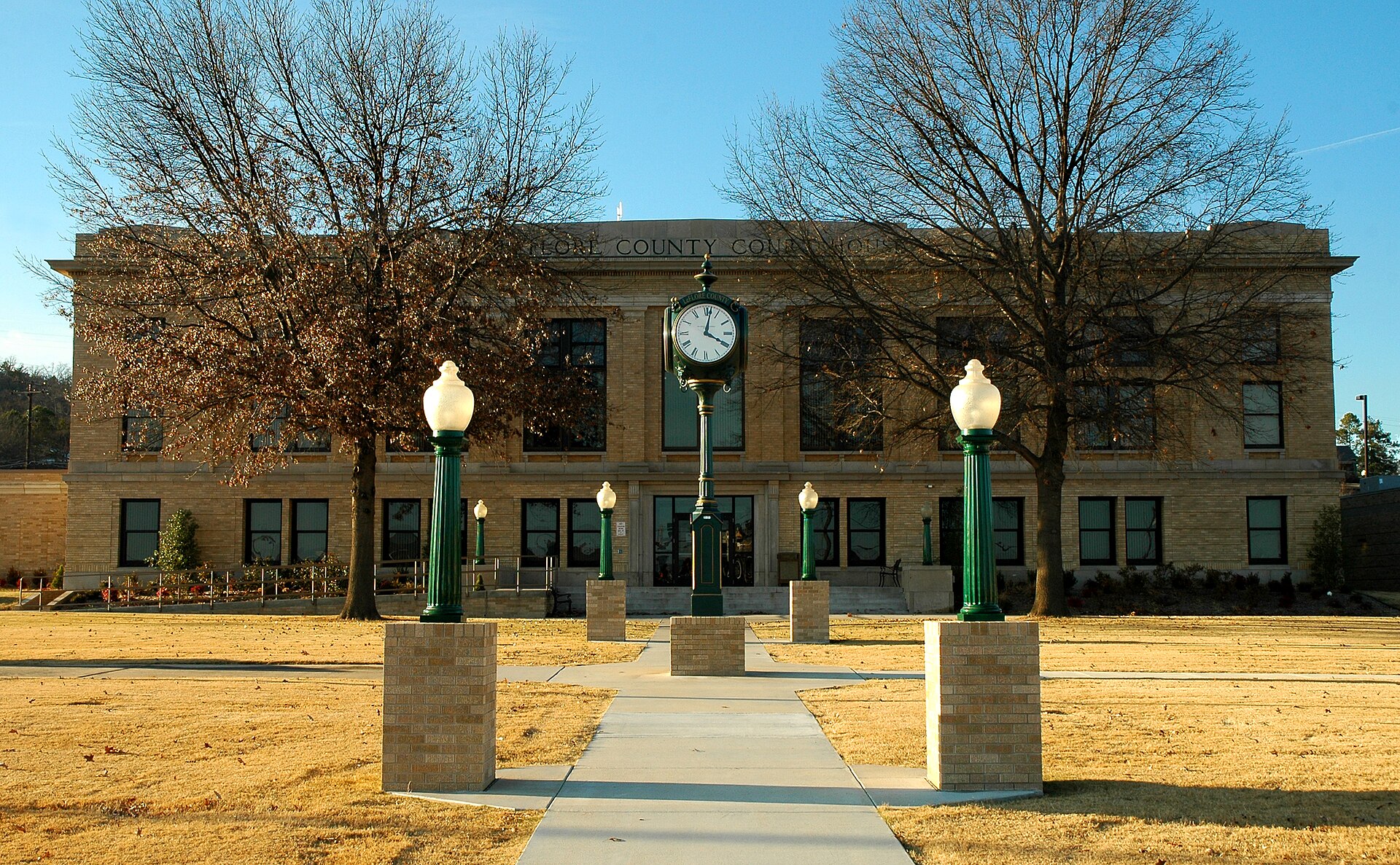 Front of the LeFlore County Courthouse, located on Courthouse Square in downtown Poteau, Oklahoma, United States. Built in 1926, the courthouse is listed on the National Register of Historic Places. — Le Flore County, Oklahoma