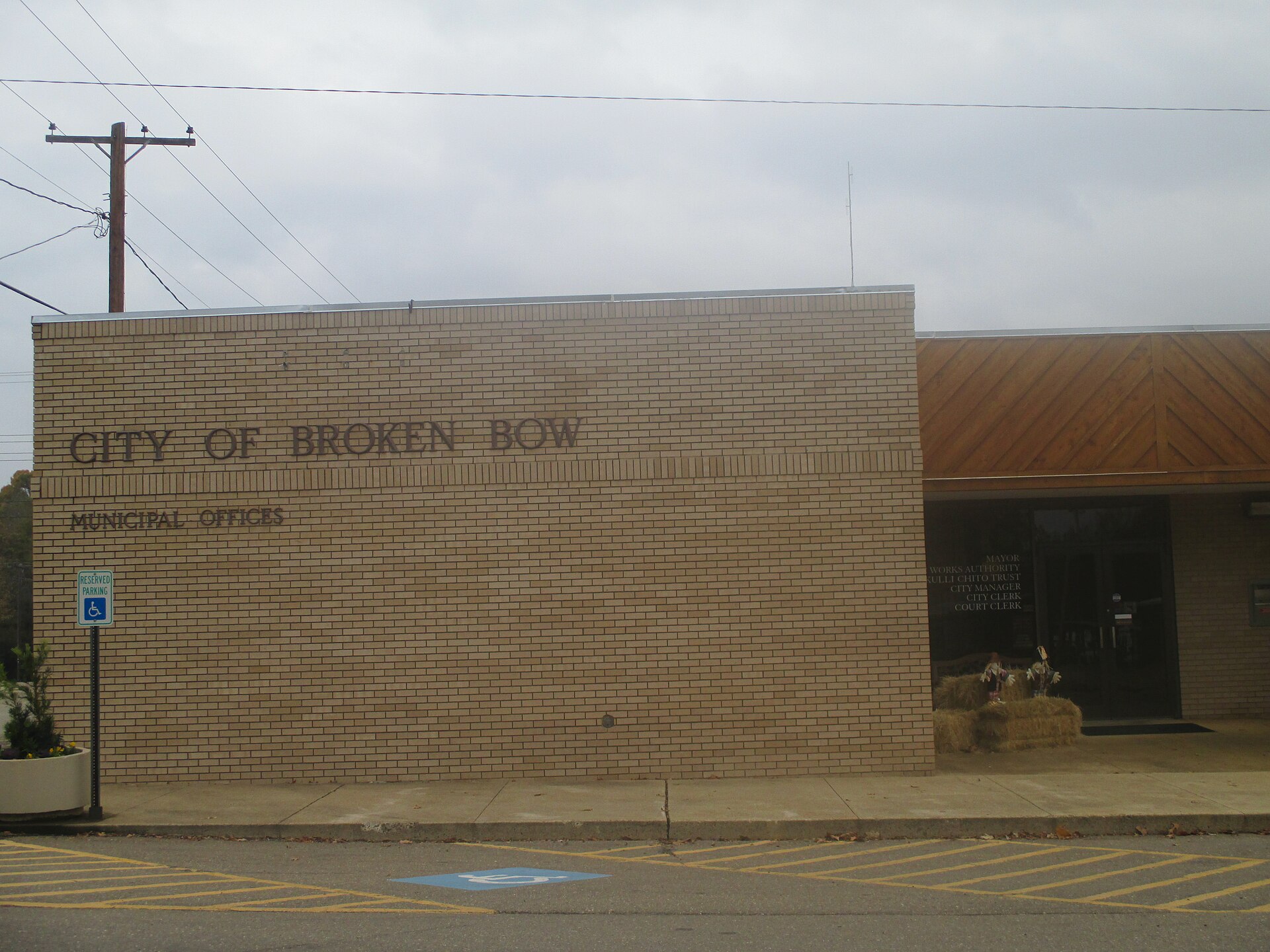I took photo with Canon camera of Broken Bow, OK, Municipal Building. — Oklahoma
