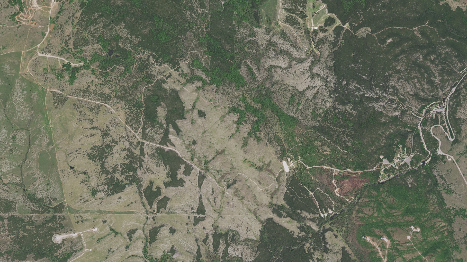Natural-color aerial photograph of land around Davis, Oklahoma