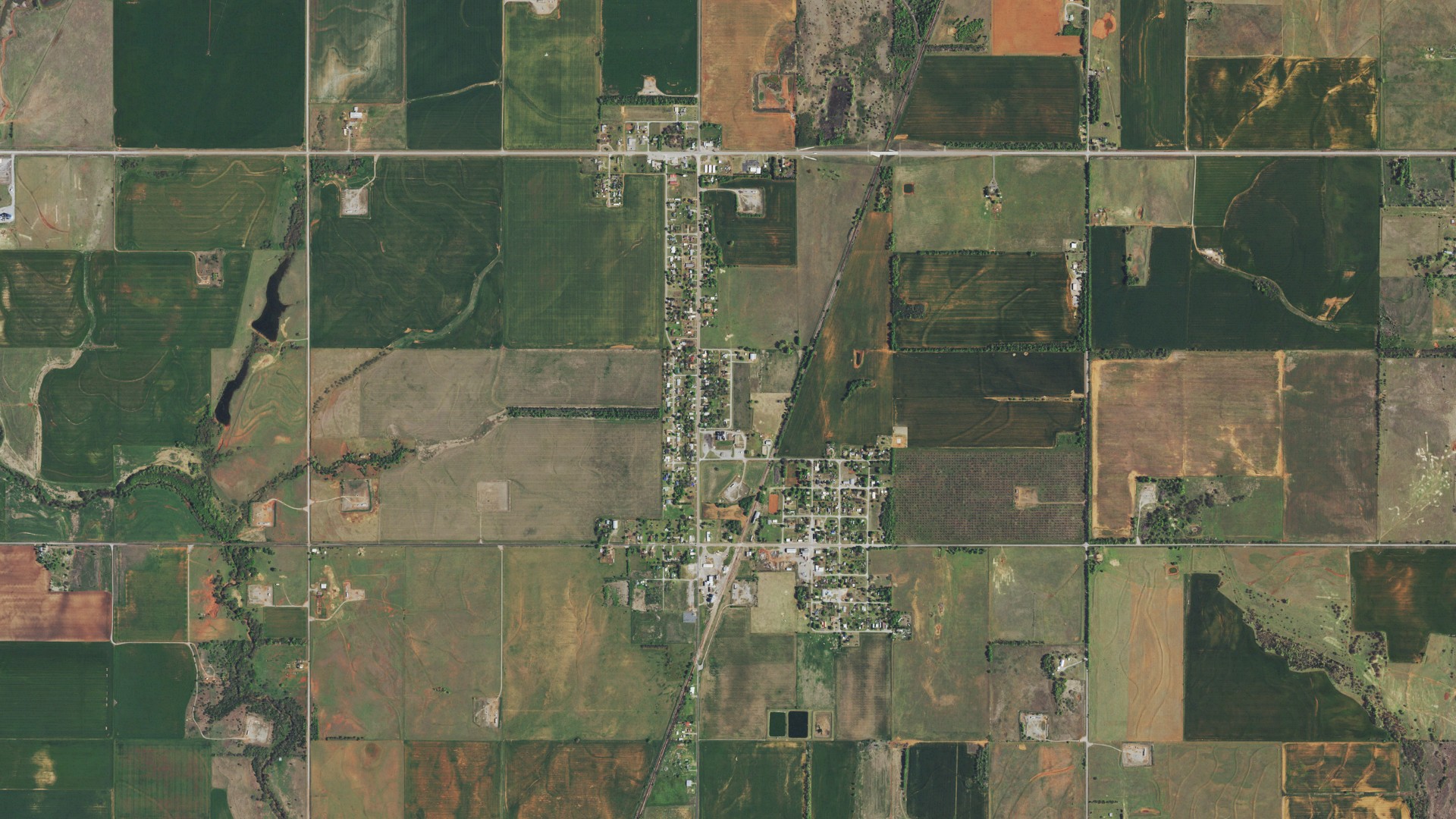 Natural-color aerial photograph of land around Dill City, Oklahoma