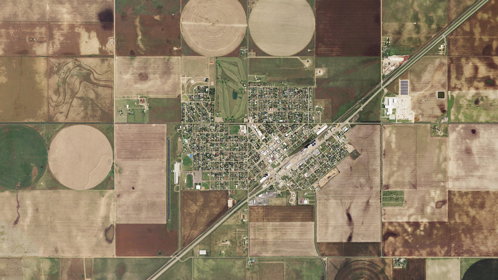 Natural-color aerial photograph of land around Hooker, Oklahoma