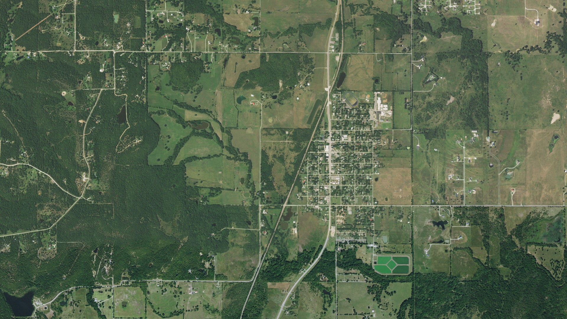 Natural-color aerial photograph of land around Mounds, Oklahoma
