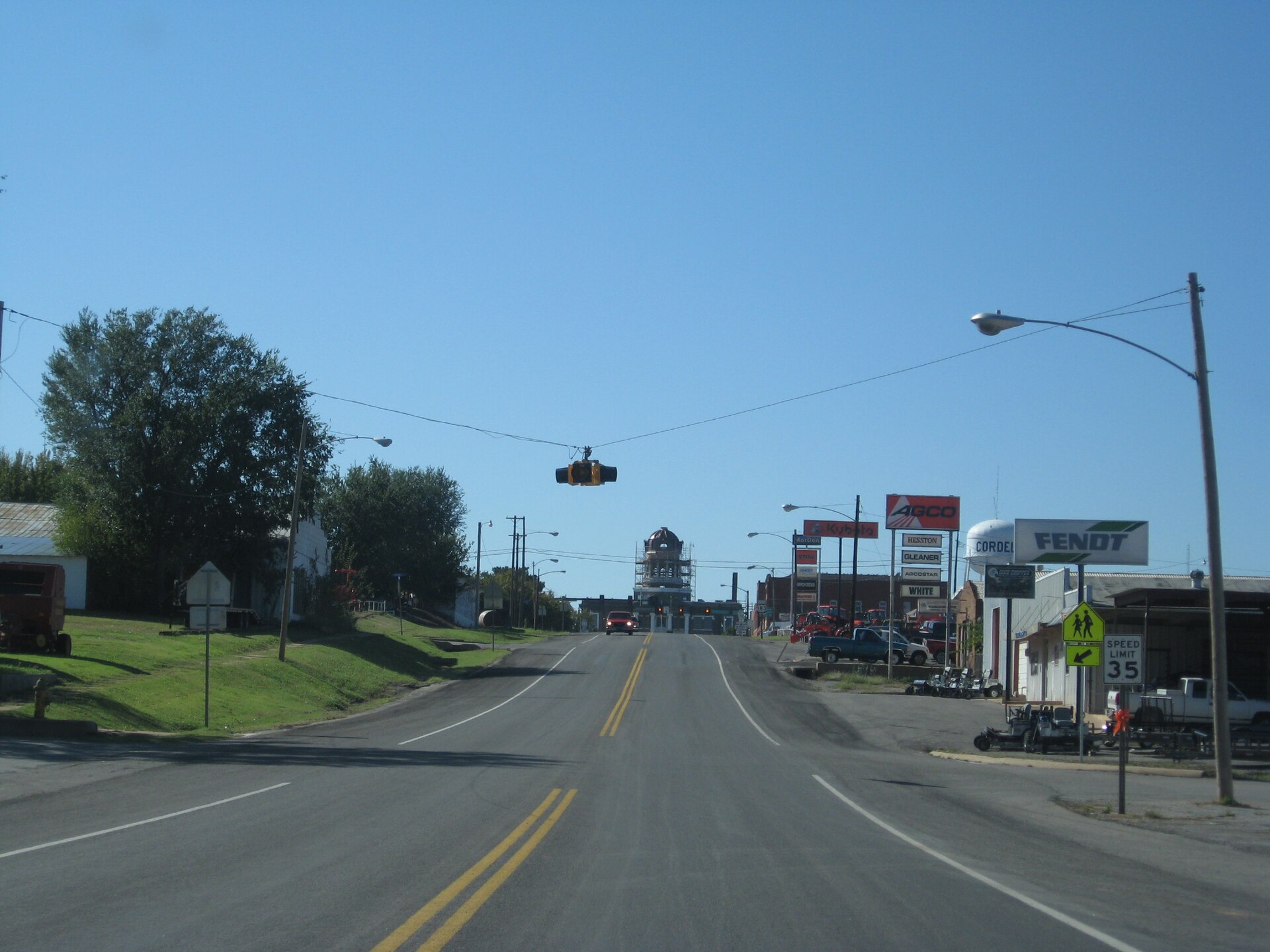 w:Cordell, Oklahoma as seen from westbound w:Oklahoma State Highway 152. The building in the center of the photo is the Washita County Courthouse. — New Cordell, Oklahoma