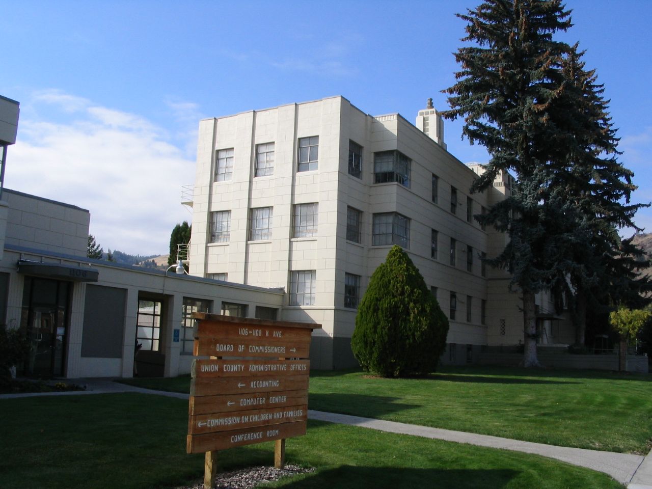 La Grande is a city in Union County, Oregon, United States.The population was 13,082 at the 2010 census.