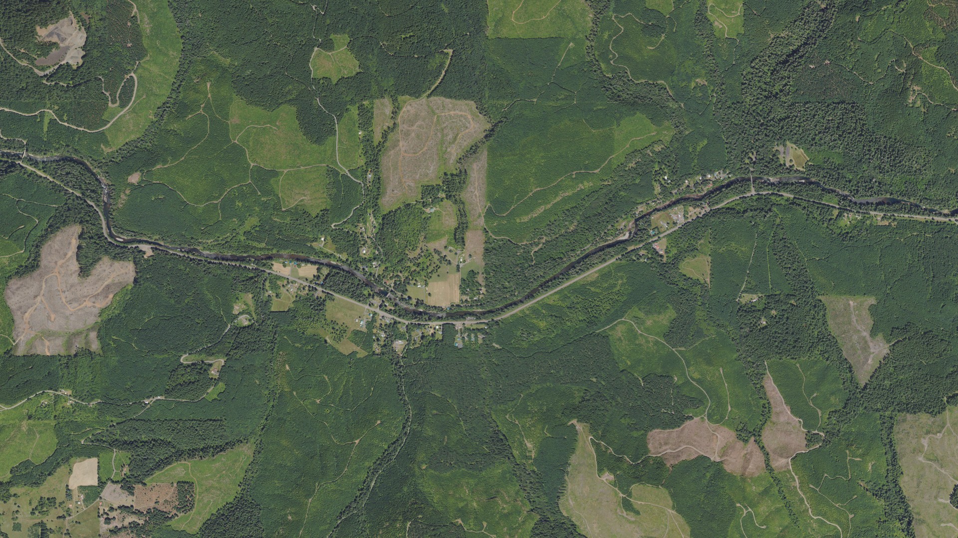 Natural-color aerial photograph of land around Cascadia, Oregon