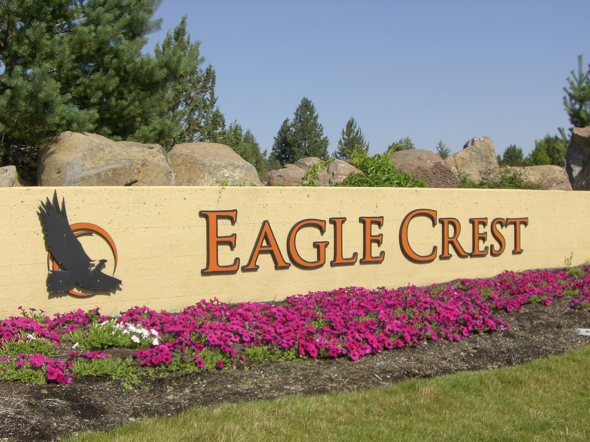 Sign at main entrance to Eagle Crest Resort near Redmond, Oregon.