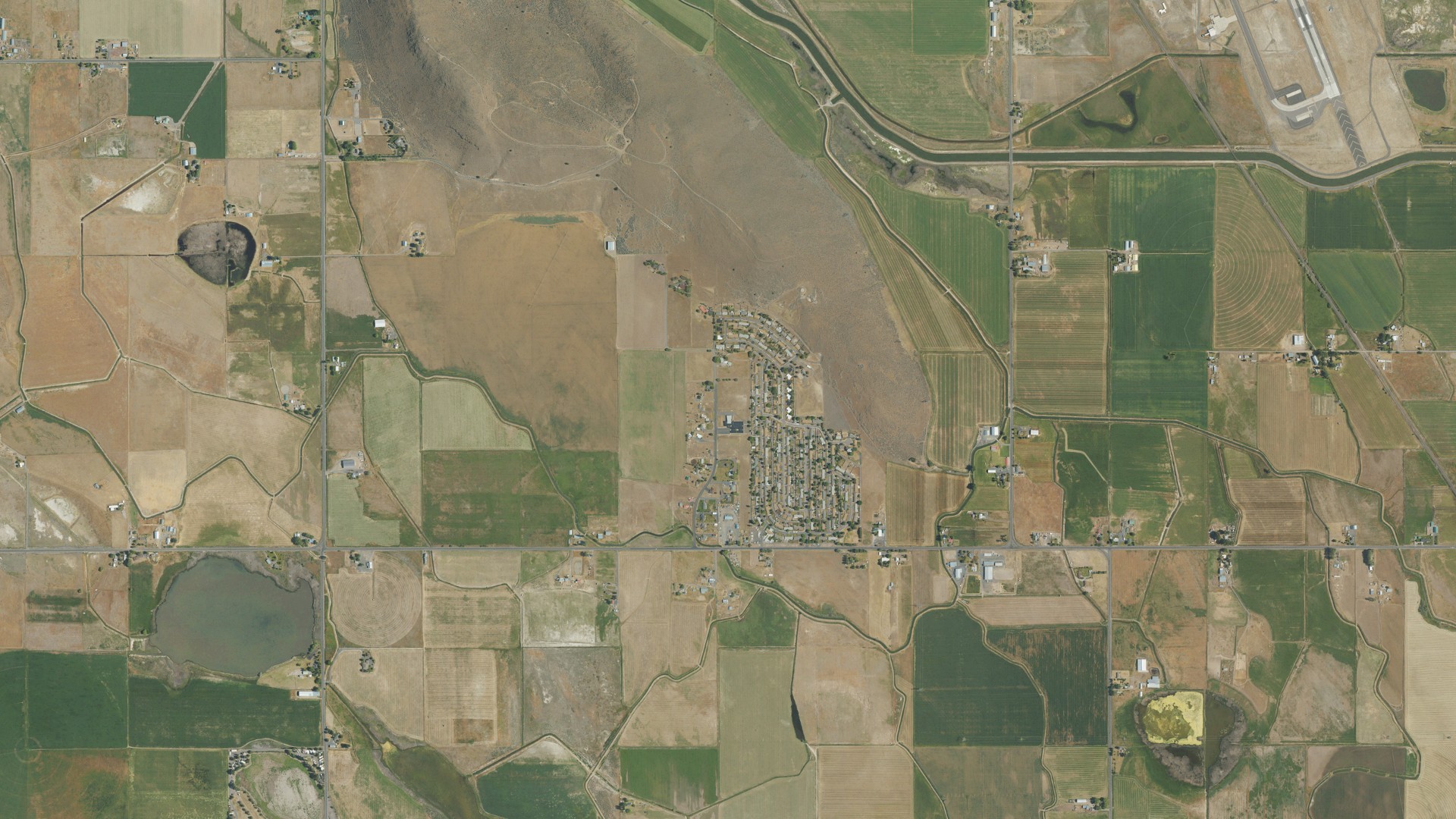 Natural-color aerial photograph of land around Falcon Heights, Oregon