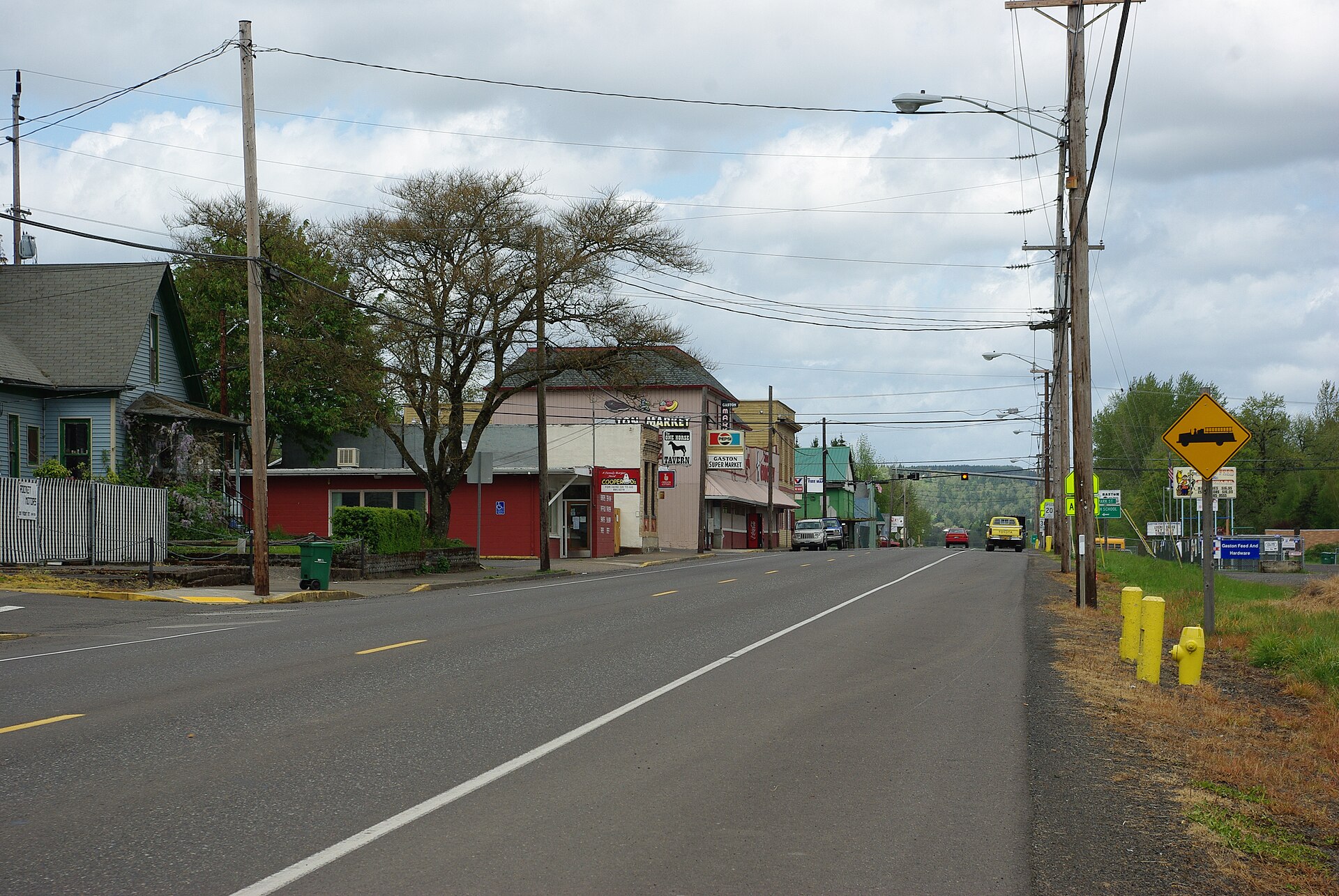 Main strip/Hwy 47 barn in w:Gaston, Oregon.
