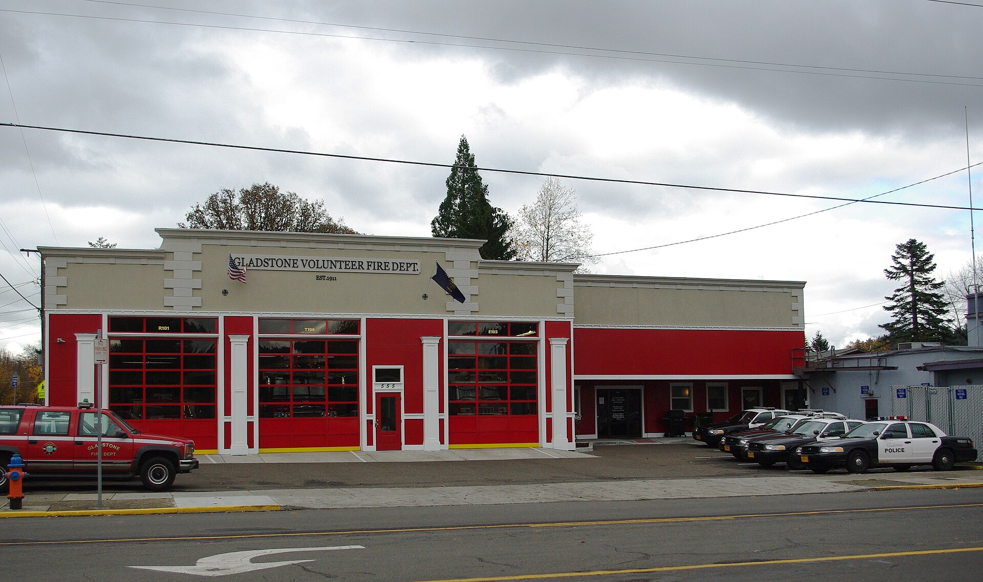 w:Gladstone, Oregon, USA, fire and police station on Portland Street.