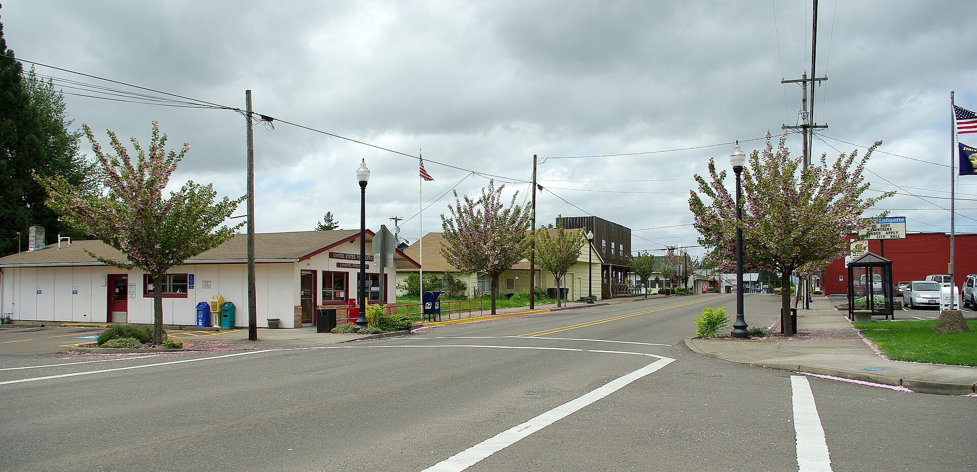 w:Lafayette, Oregon, USA. 99W, AKA 3rd street looking west.