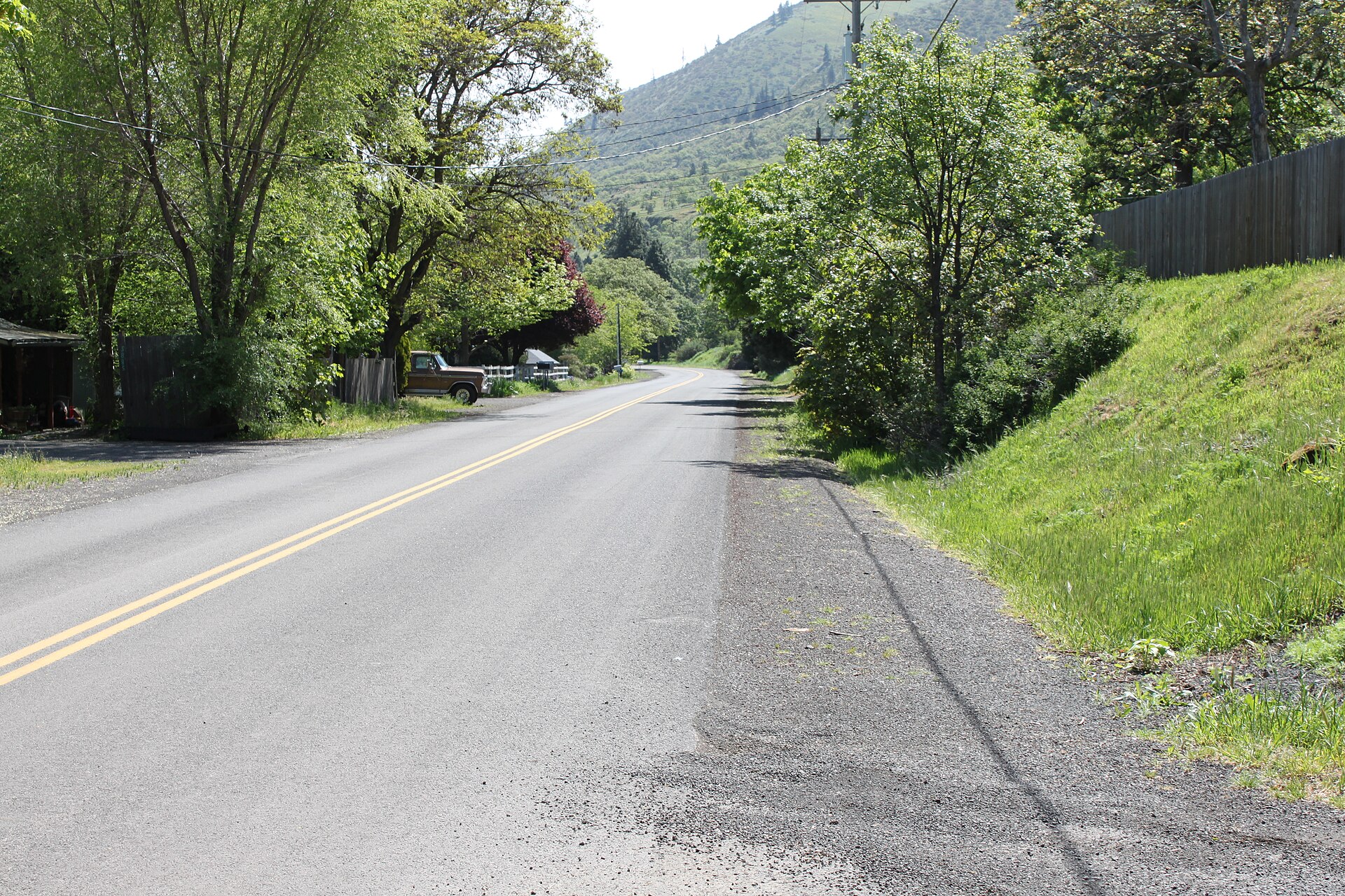 Modern picture of w:Rowena, Oregon along U.S. Route 30. Uninspiring but a good reflection of Rowena.
