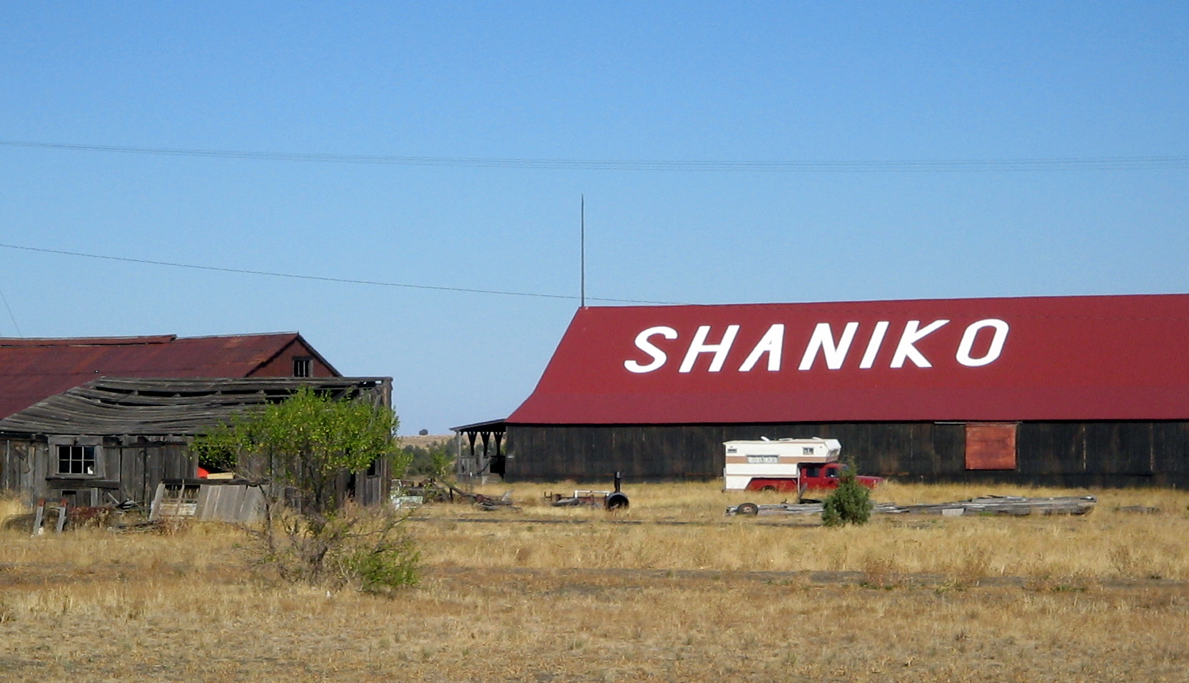 Painted barn in w:Shaniko, Oregon. Photo should be credited (as Creative Commons requires) to "Ken Morton".