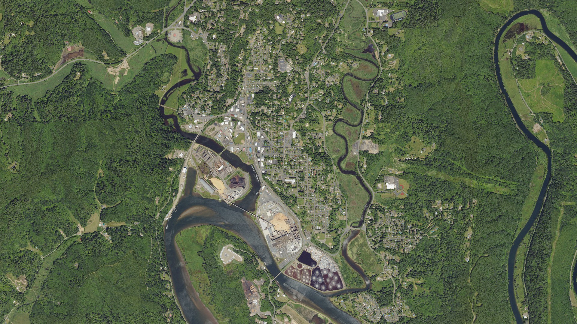 Natural-color aerial photograph of land around Toledo, Oregon