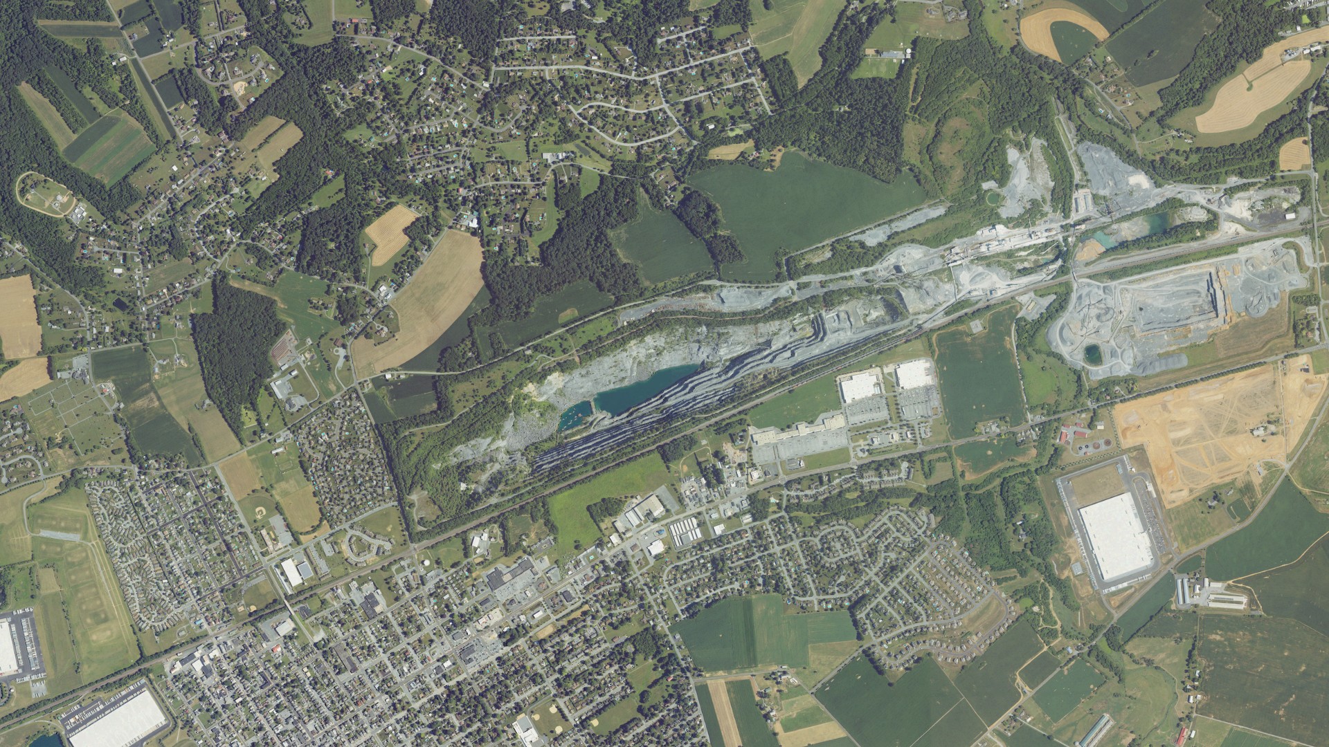 Natural-color aerial photograph of land around North Londonderry, Pennsylvania