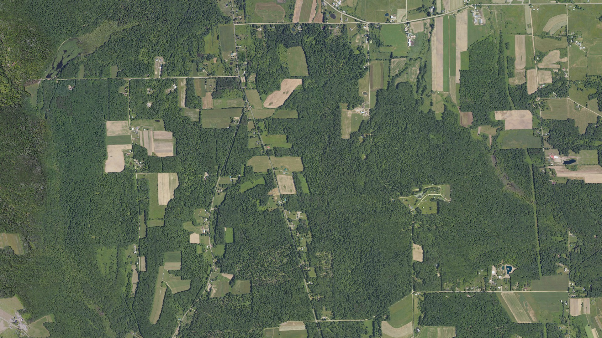 Natural-color aerial photograph of land around Farmington, Pennsylvania