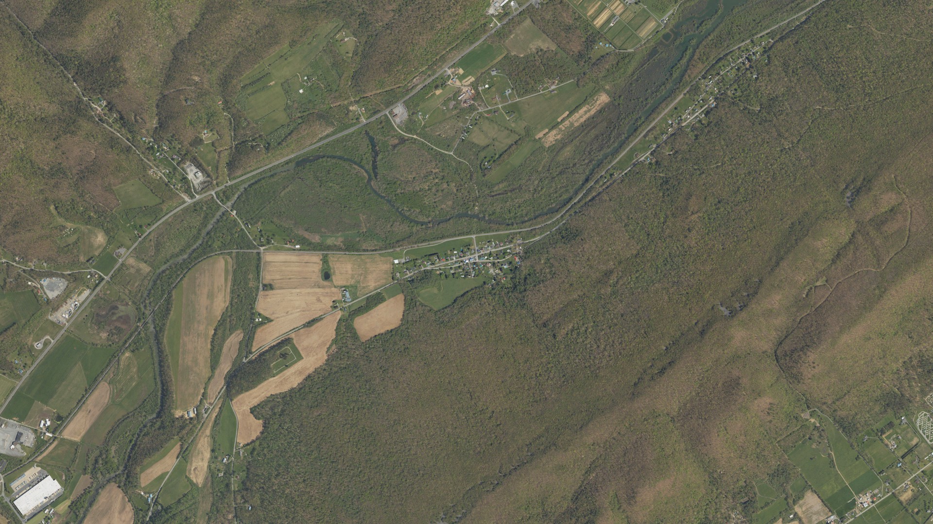 Natural-color aerial photograph of land around Holters Crossing, Pennsylvania