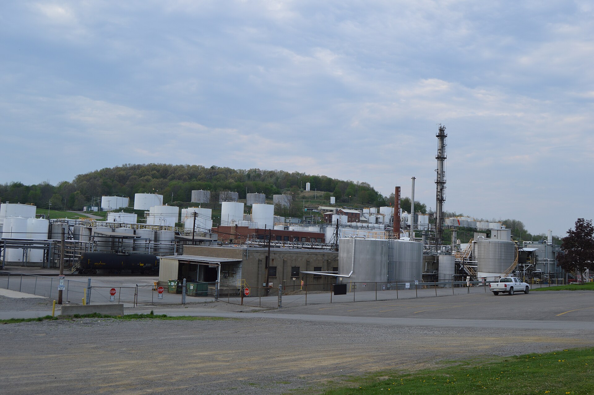 Overview from the south of the Calumet Penreco oil refinery on the northwestern side of Pennsylvania Route 268 in Karns City, Pennsylvania, United States.