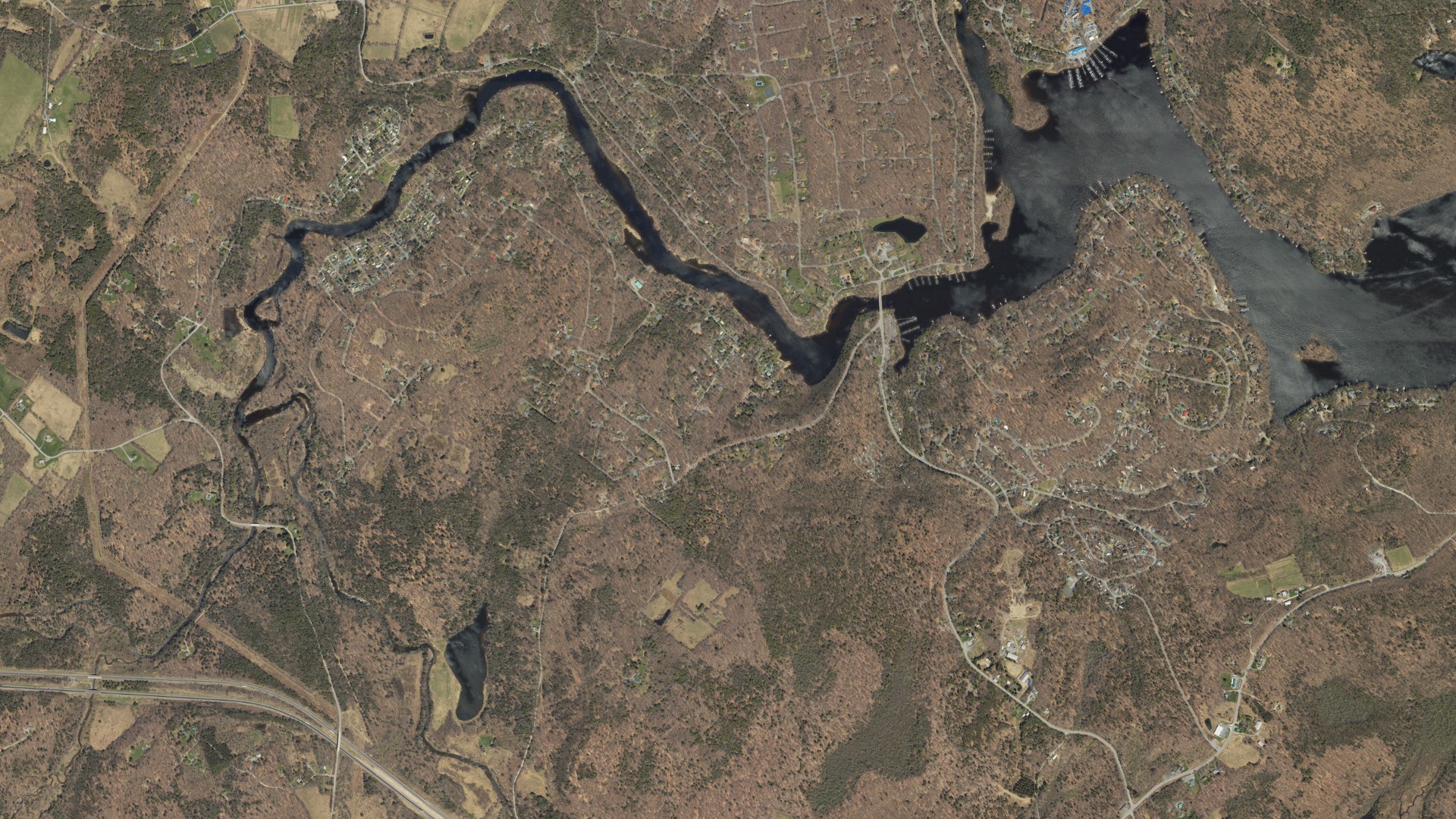 Natural-color aerial photograph of land around Lake Wallenpaupack Estates, Pennsylvania