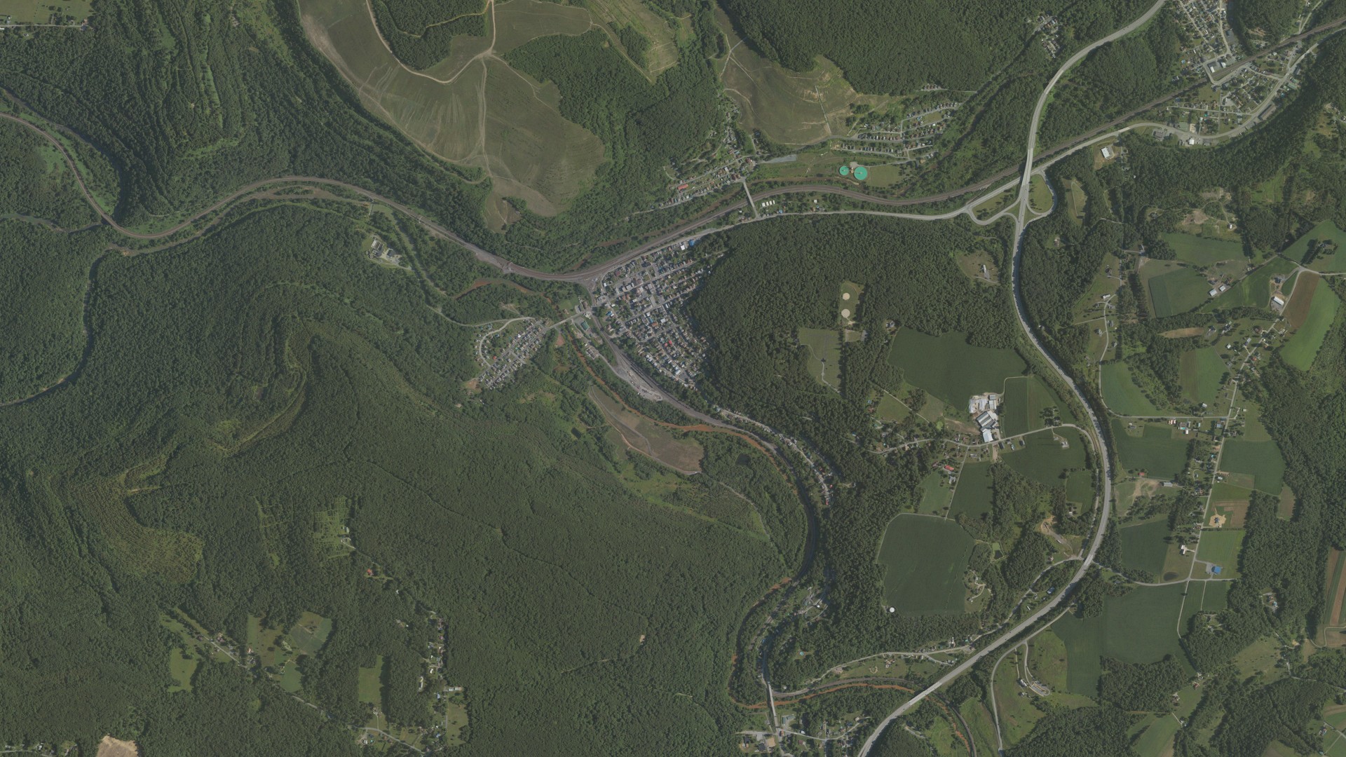 Natural-color aerial photograph of land around South Fork, Pennsylvania