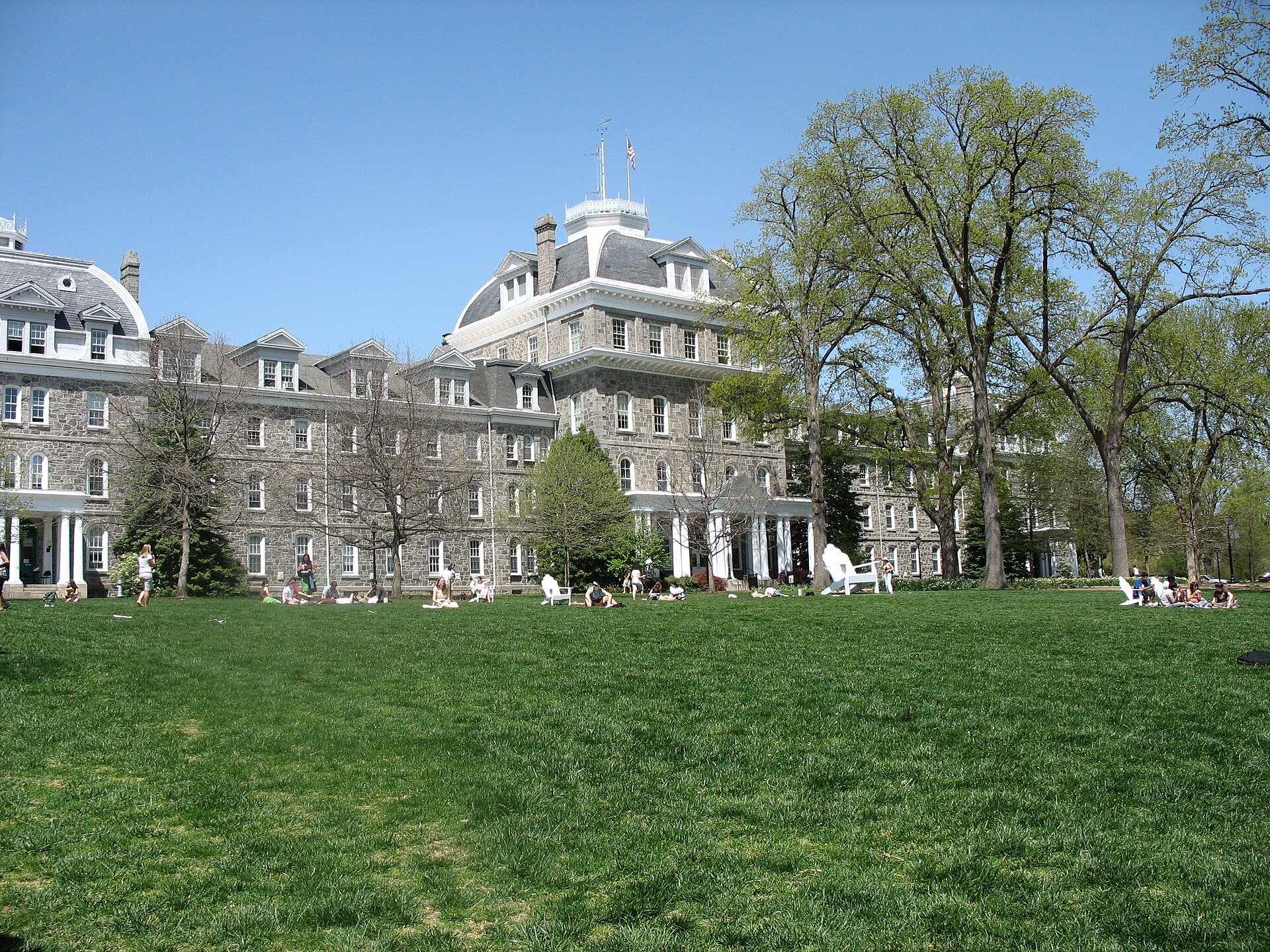 Parrish Hall at the center of the Swarthmore College campus. Picture taken by me during Ride the Tide, en:2006. — Pennsylvania