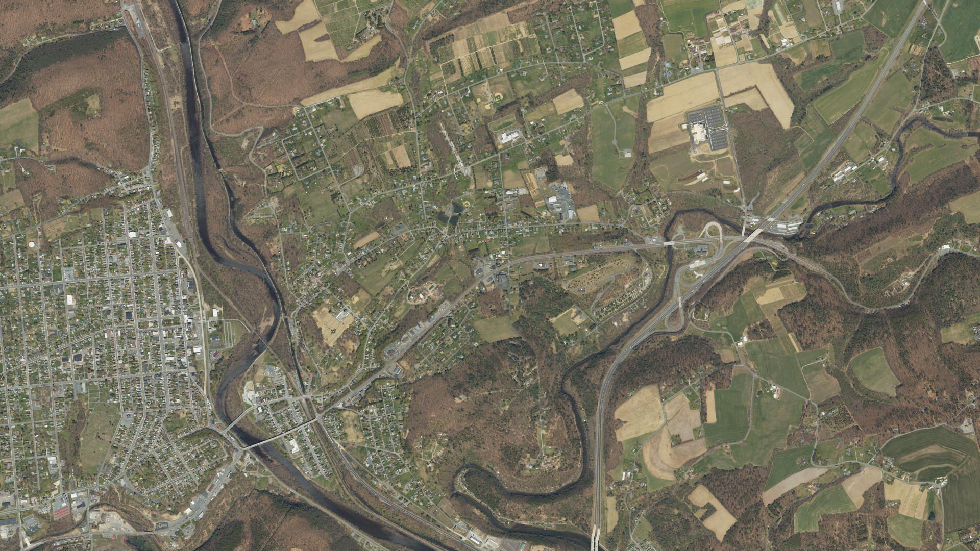 Natural-color aerial photograph of land around Weissport East, Pennsylvania