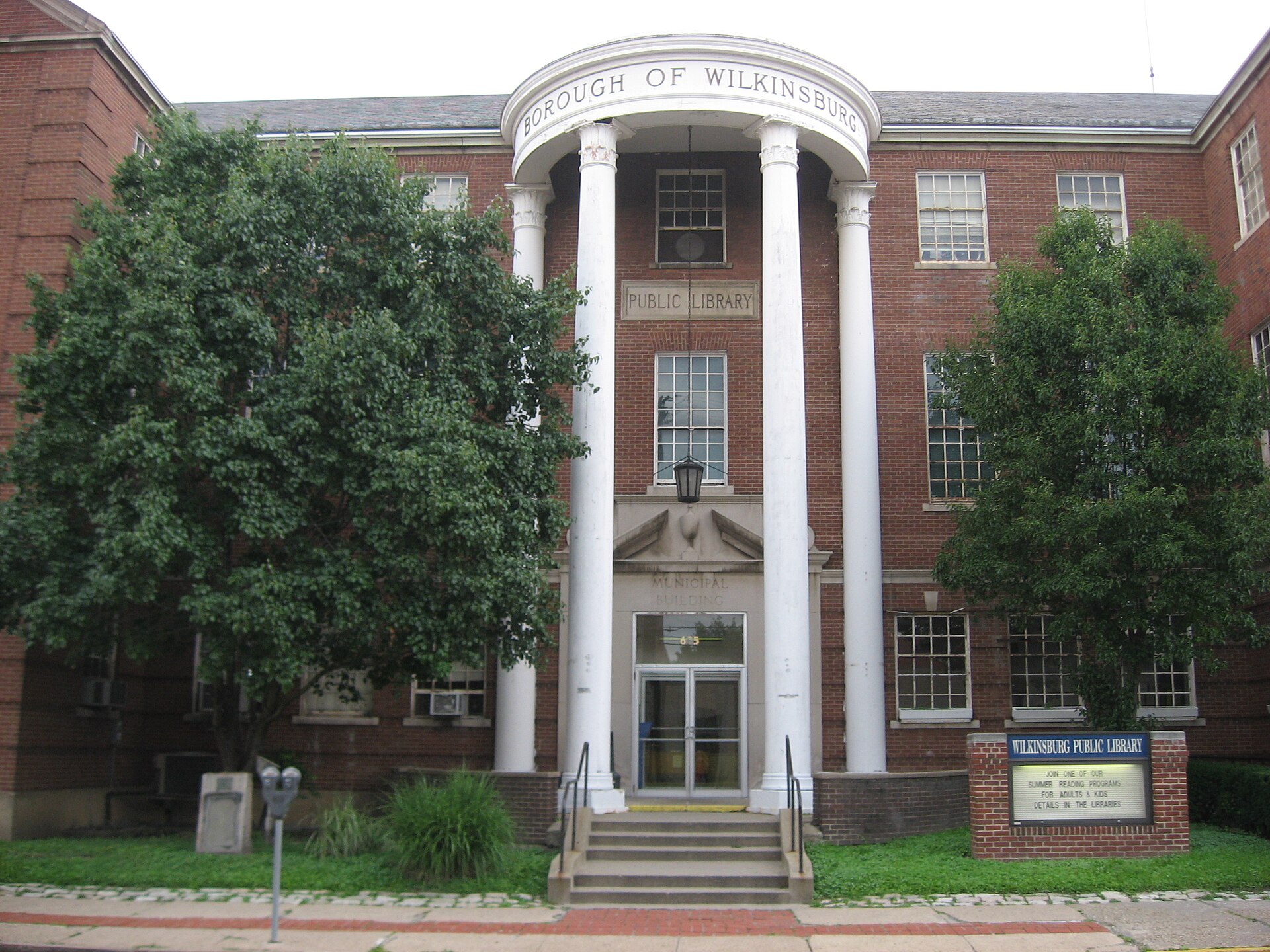 Entrance to the municipal building and library of Wilkinsburg, a borough on the eastern edge of Pittsburgh, Pennsylvania, United States. Address 605 Ross Avenue; picture taken from the opposite side of Ross.