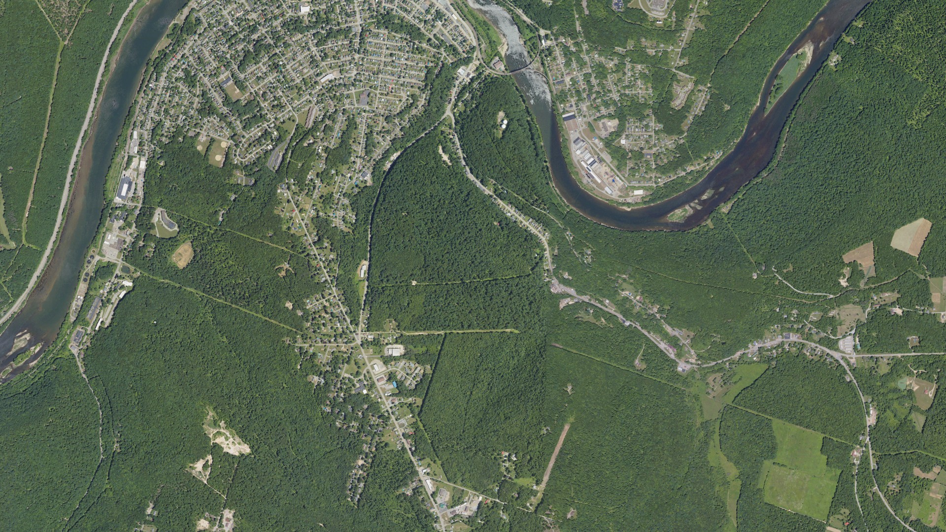 Natural-color aerial photograph of land around Woodland Heights, Pennsylvania
