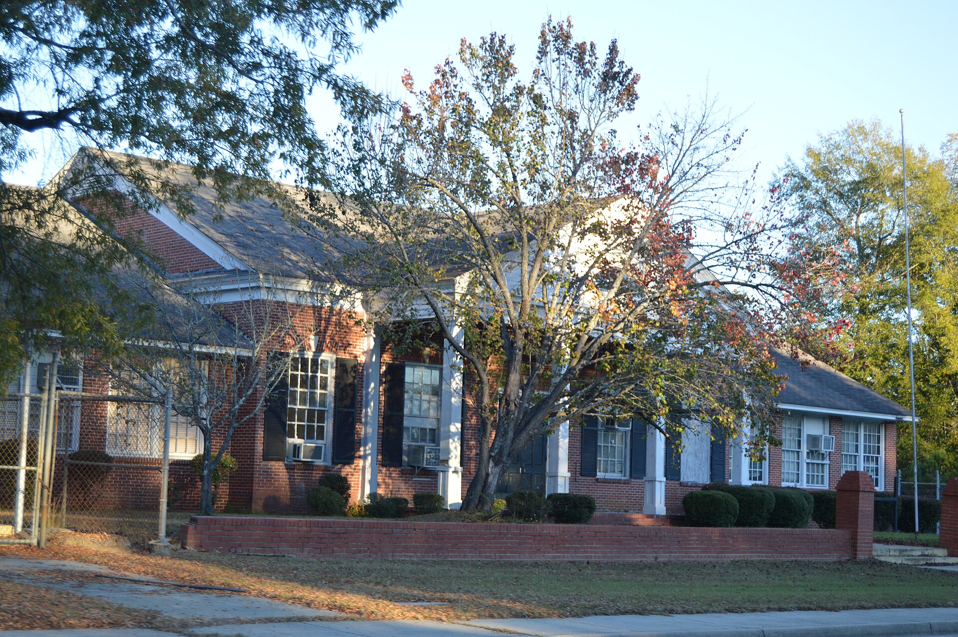 Front of the Robert Smalls School, located at 316 Front Street in Cheraw, South Carolina, United States. Built in 1953, it is listed on the National Register of Historic Places.