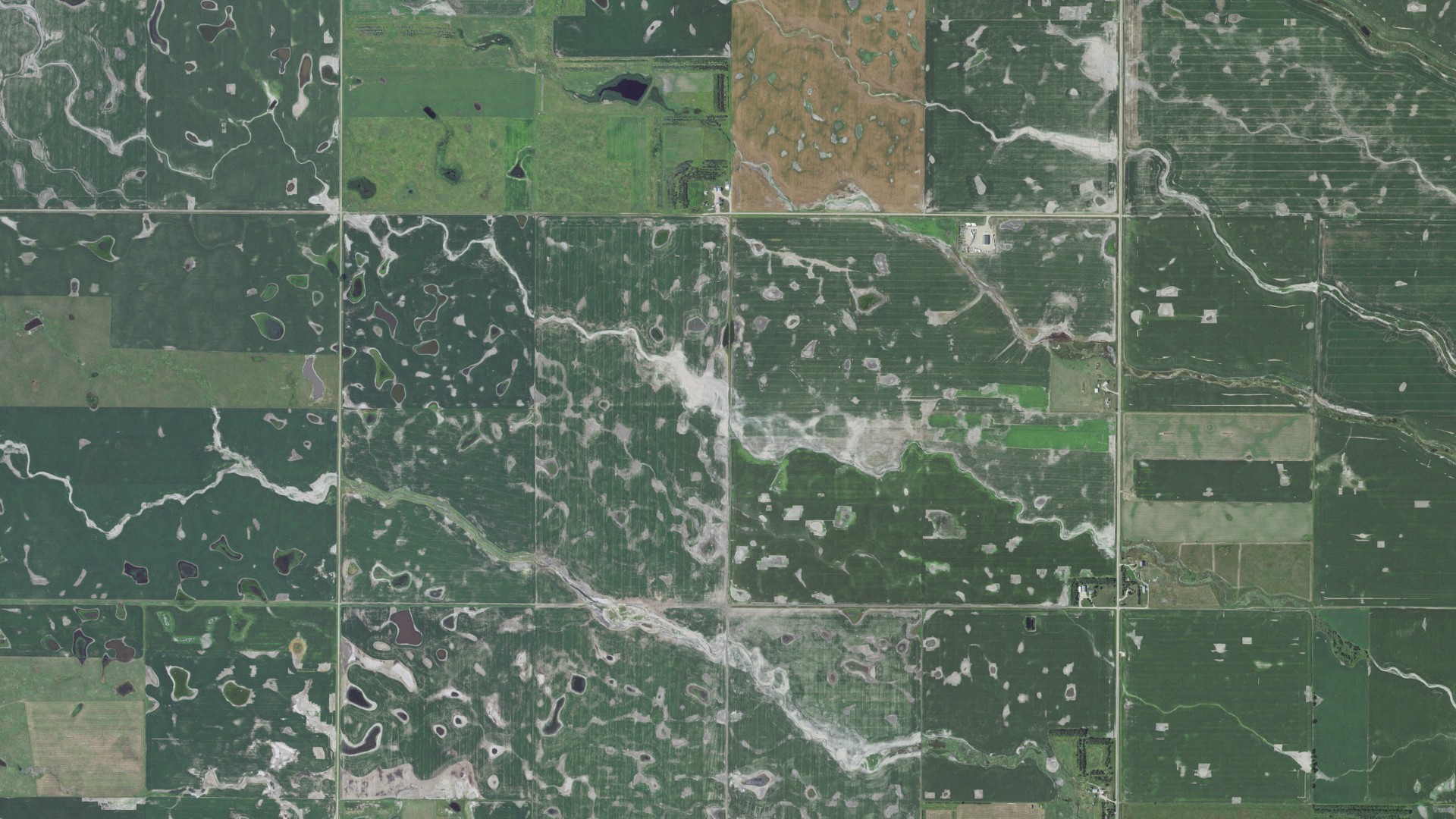 Natural-color aerial photograph of land around Ipswich, South Dakota