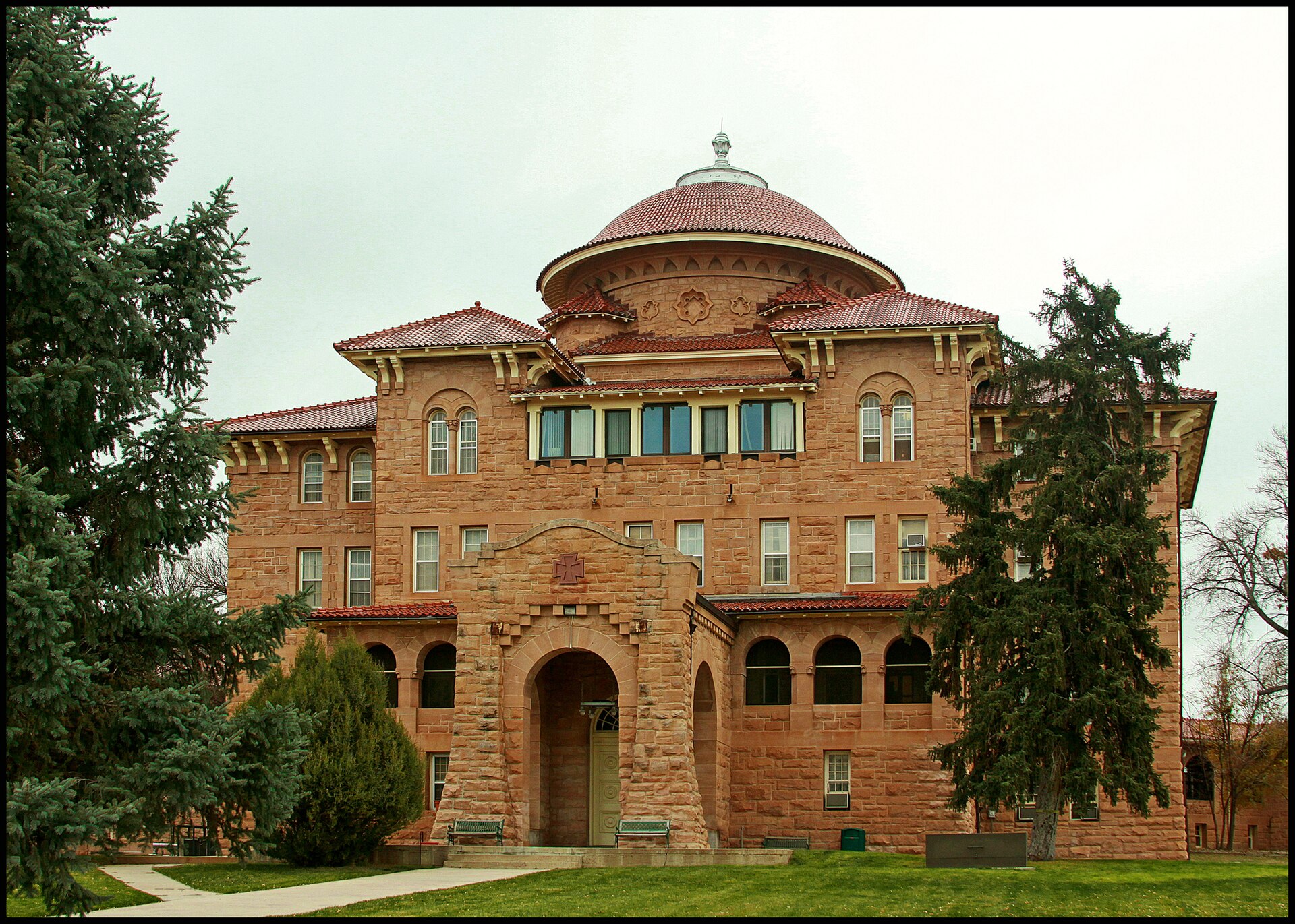 Main entrance to state soldiers' home , dating from 1907. — Fall River County, South Dakota