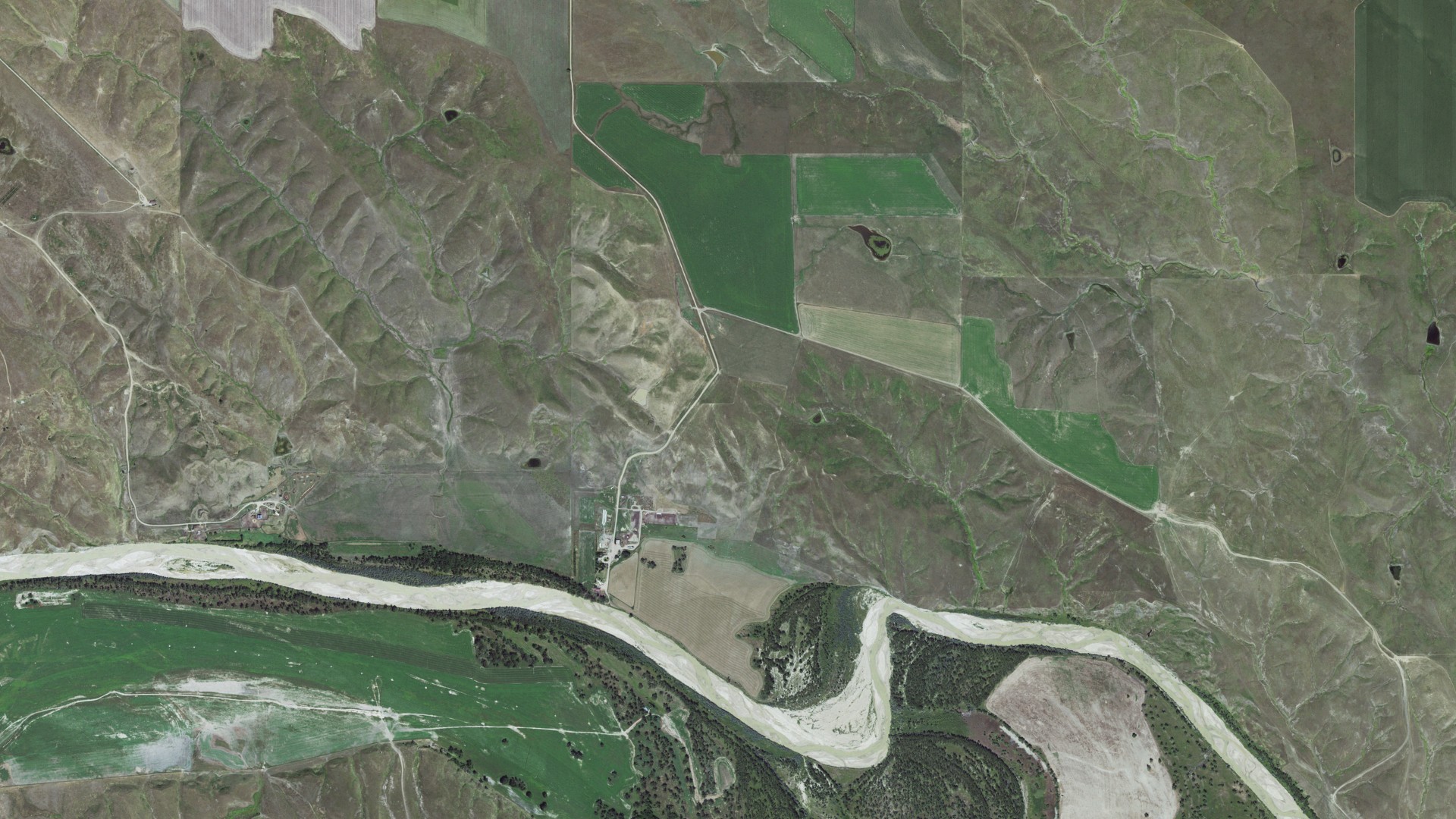 Natural-color aerial photograph of land around Pratt, South Dakota