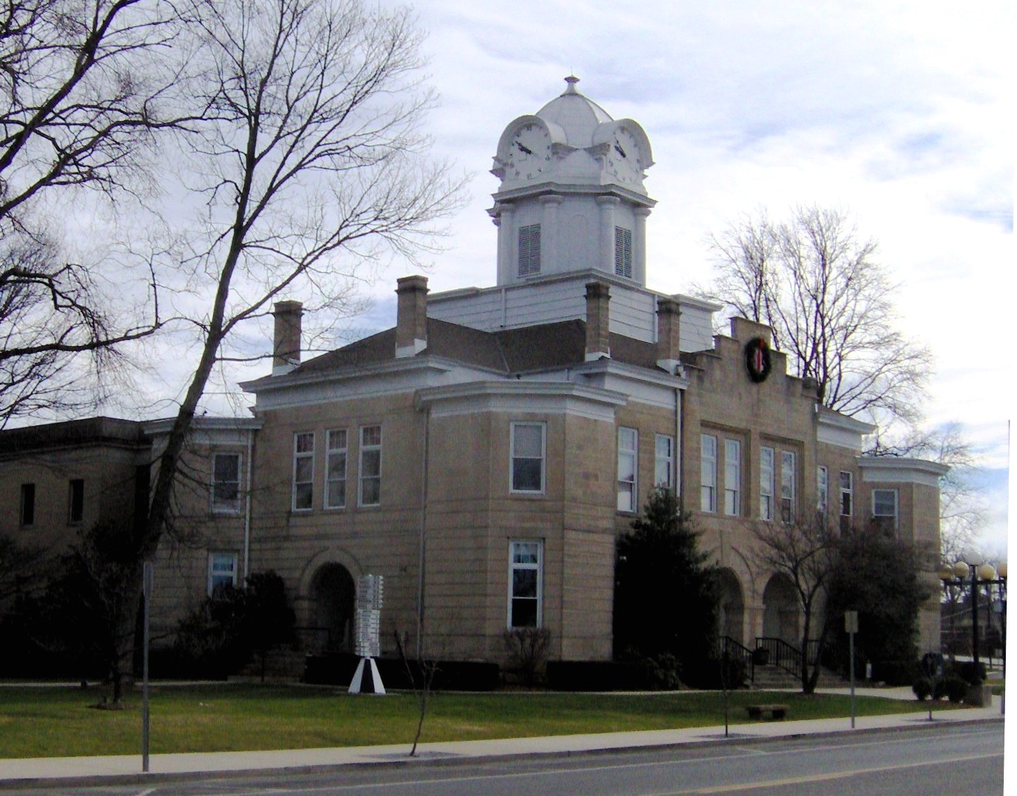 Cumberland County Courthouse in Crossville, Tennessee, located in the Southeastern United States.