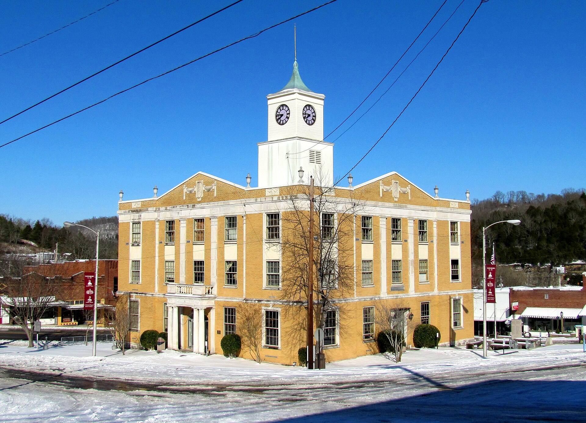 Jackson County Courthouse in Gainesboro, Tennessee, USA, viewed from the intersection of Union and Gore.