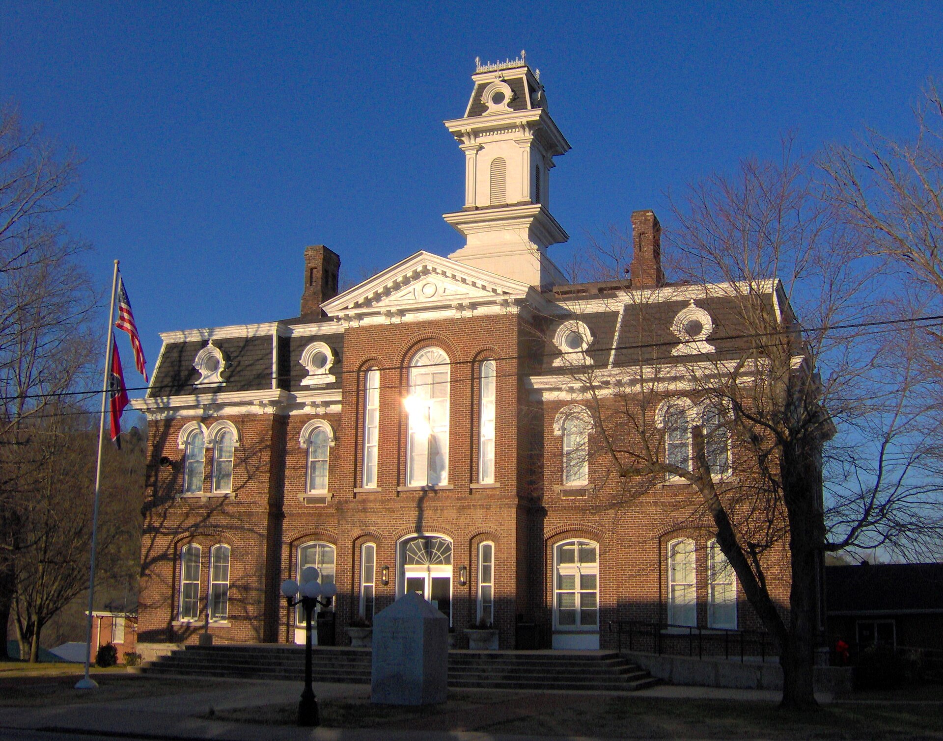 Smith County Courthouse in Carthage, Tennessee, in the southeastern United States. The courthouse was built by Henry Jackson in 1879 and added to the National Register of Historic Places in 1979.