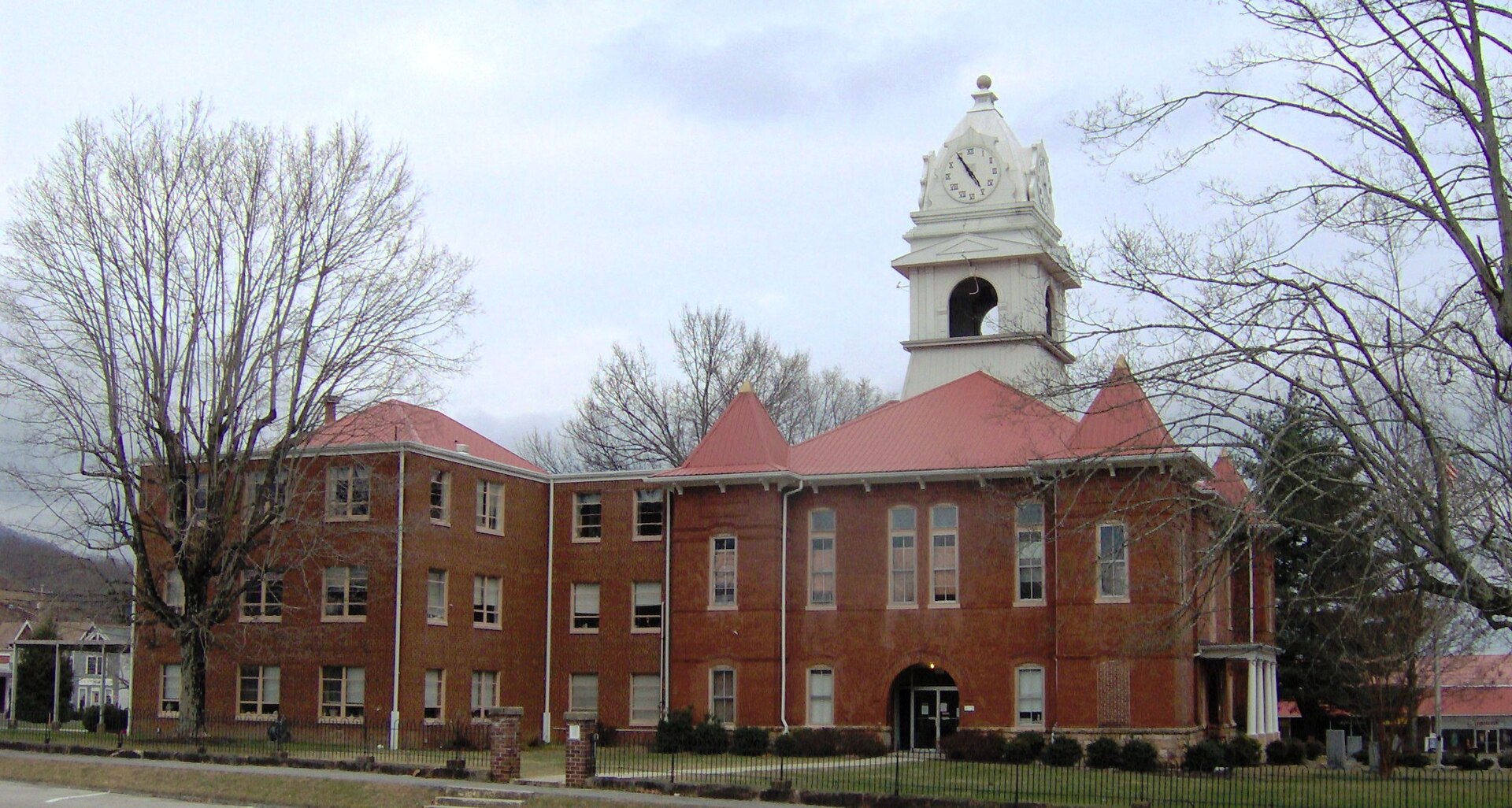 The Morgan County Courthouse in Wartburg, Tennessee, located in the southeastern United States.