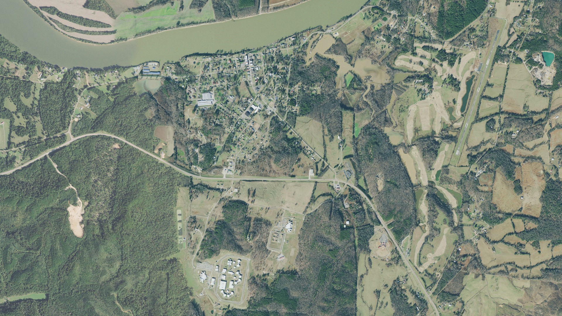Natural-color aerial photograph of land around Clifton, Tennessee