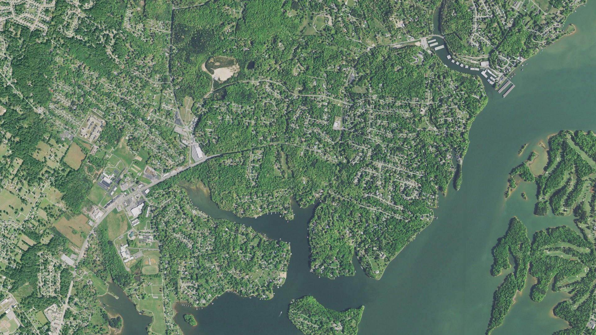 Natural-color aerial photograph of land around Lakesite, Tennessee