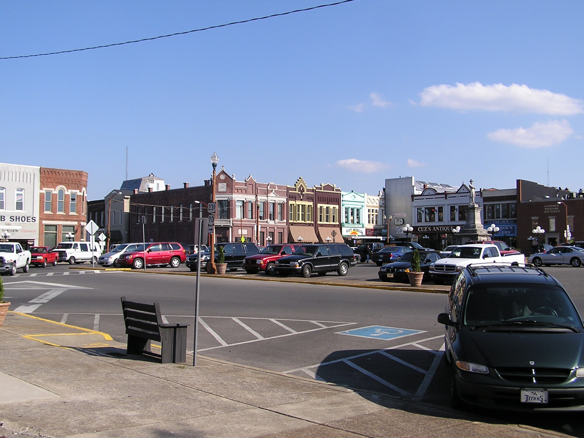 The town square in Lebanon, TN with the Civil War memorial statue in the center of the square. — Tennessee