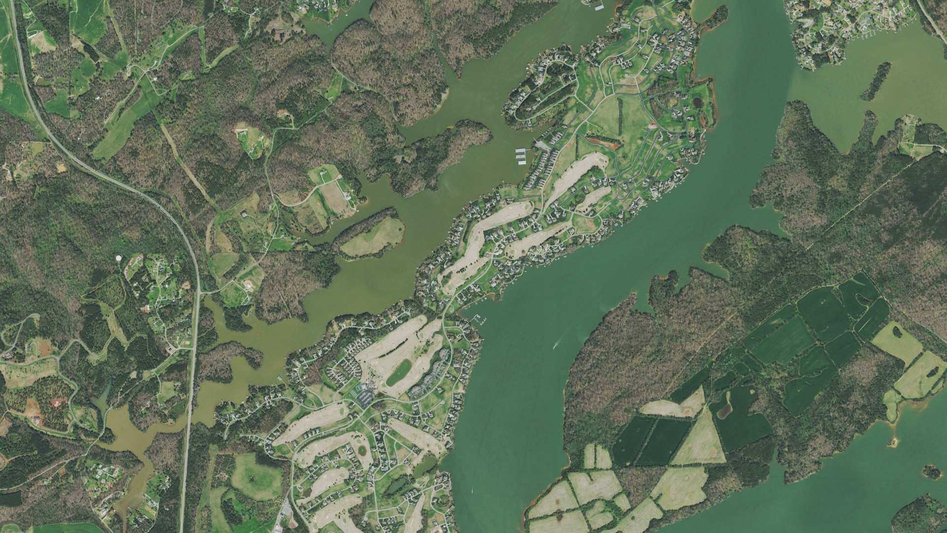 Natural-color aerial photograph of land around Rarity Bay, Tennessee