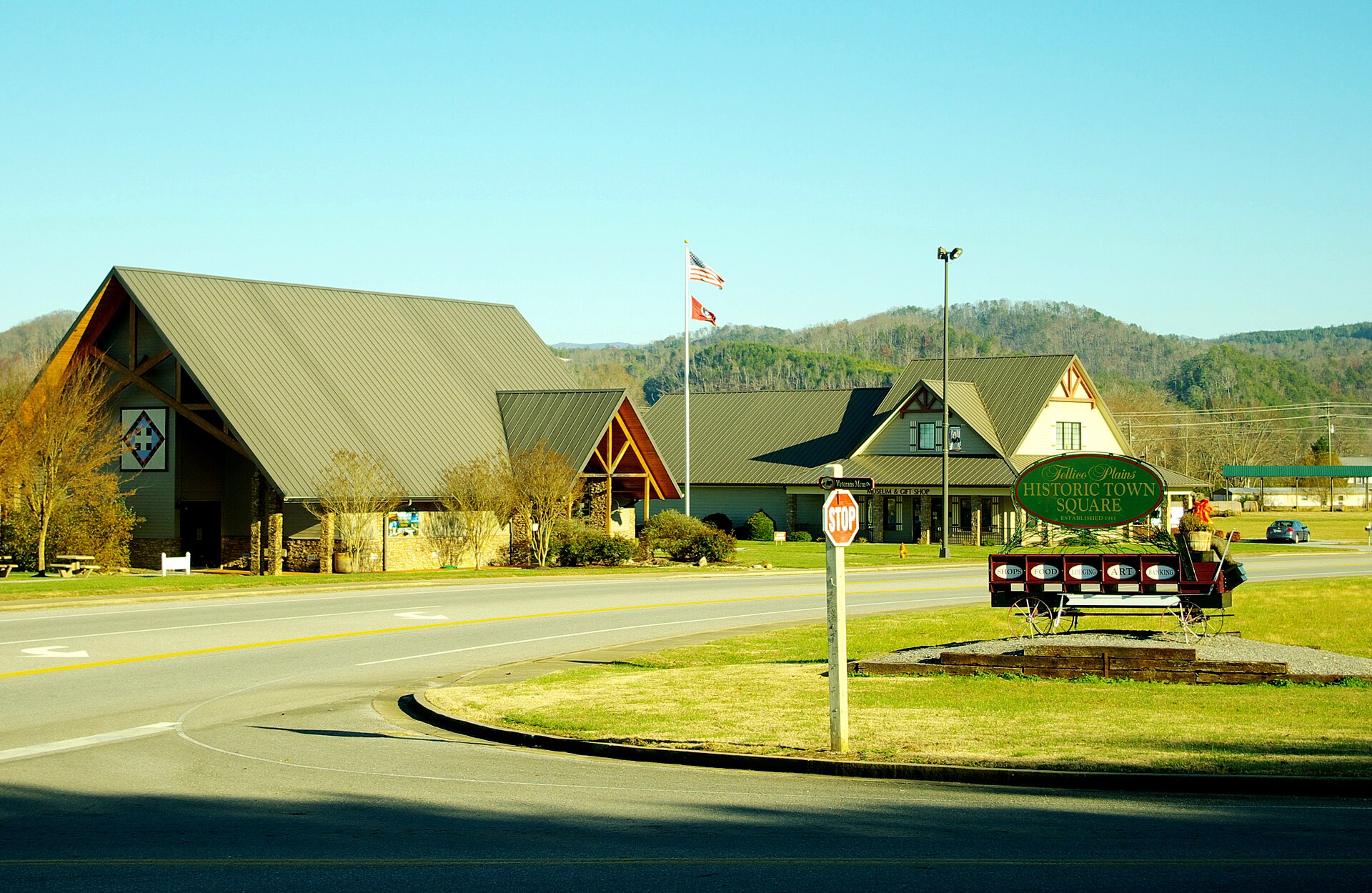 Intersection of Tennessee State Route 165 and Veterans Memorial Drive in Tellico Plains, Tennessee, United States, with the library and Charles Hall Museum on the left.
